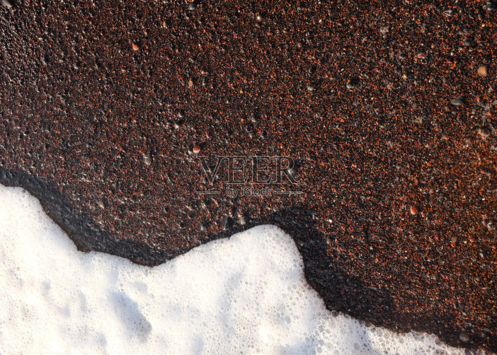 红沙海岸线和白浪照片摄影图片