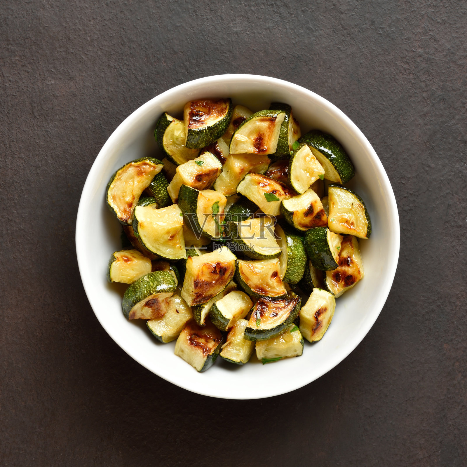 烤箱烤西葫芦配大蒜和蔬菜照片摄影图片