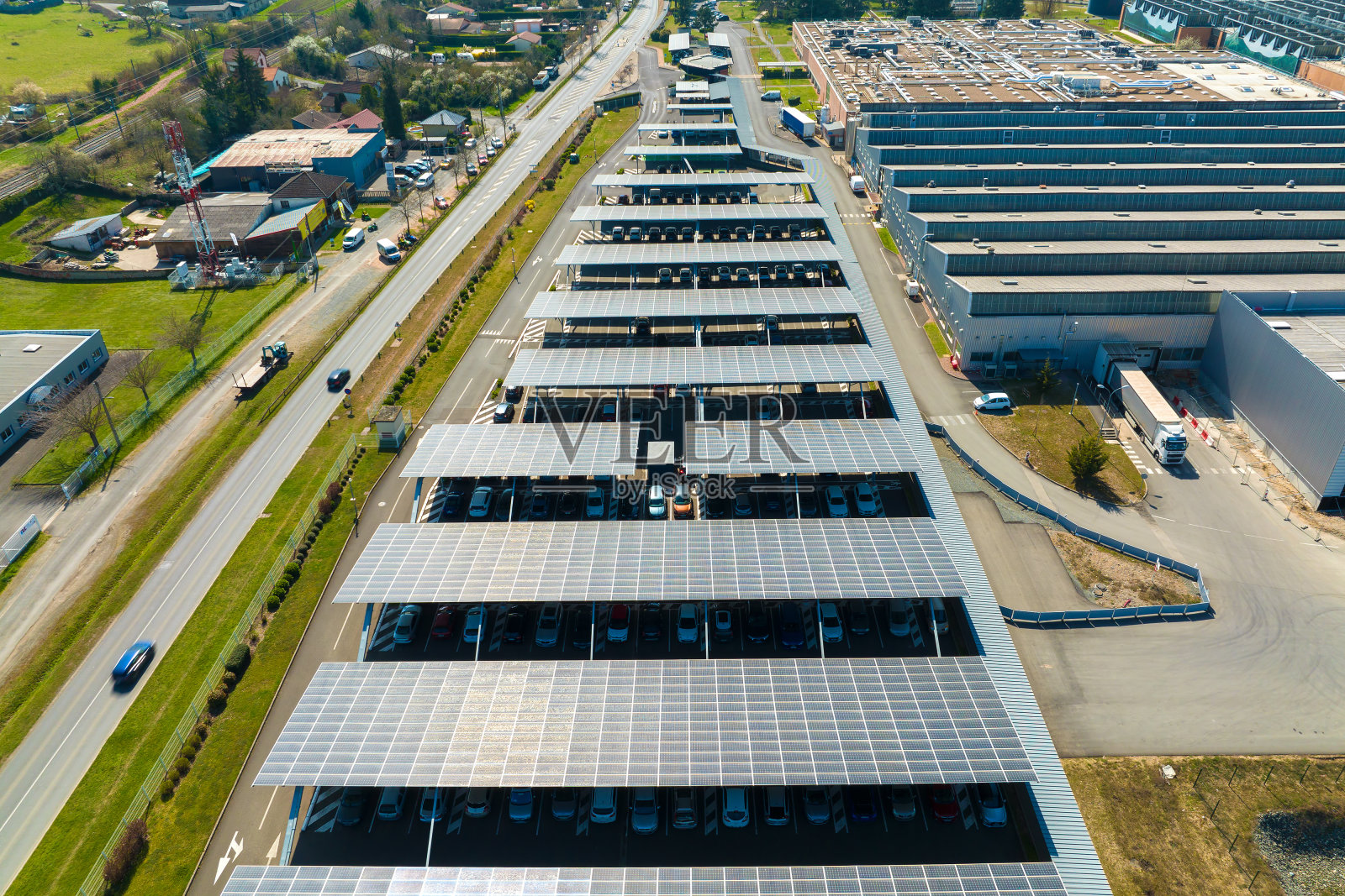 鸟瞰安装在停车场上的太阳能电池板，停放的汽车可以有效地产生清洁能源照片摄影图片