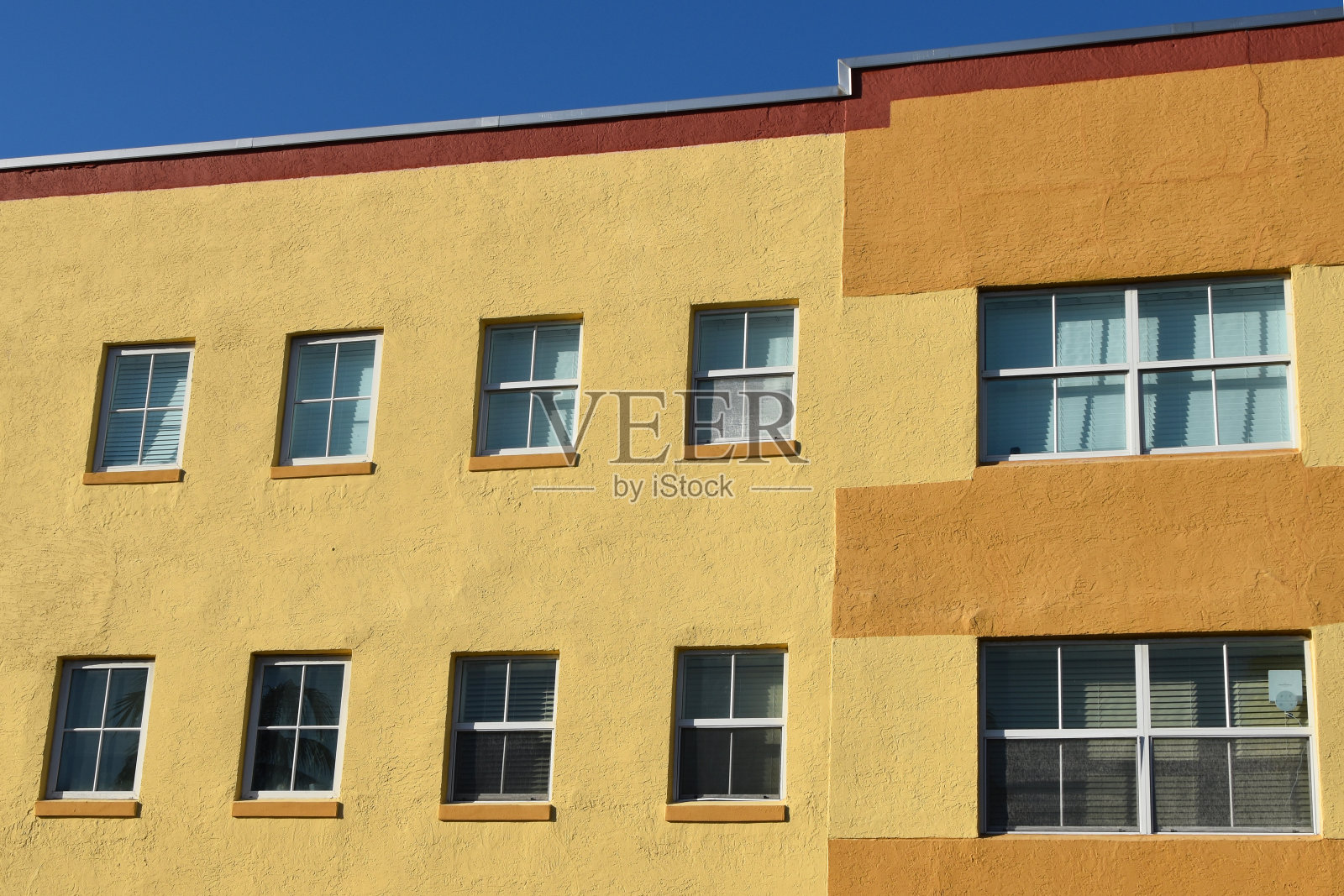 有窗户的建筑立面，建筑，城市景观照片摄影图片