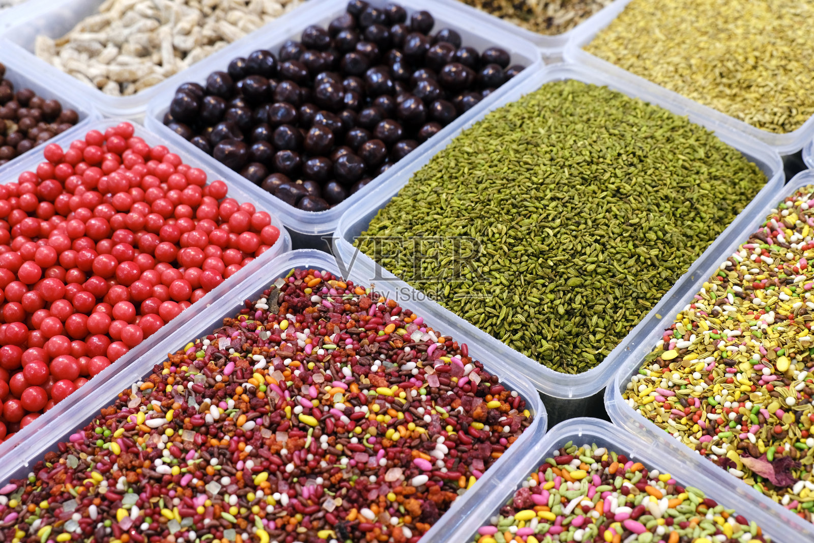 印度各种传统口腔清新剂在碗中出售，mukkhwas, poona，传统的印度口腔清新剂。照片摄影图片