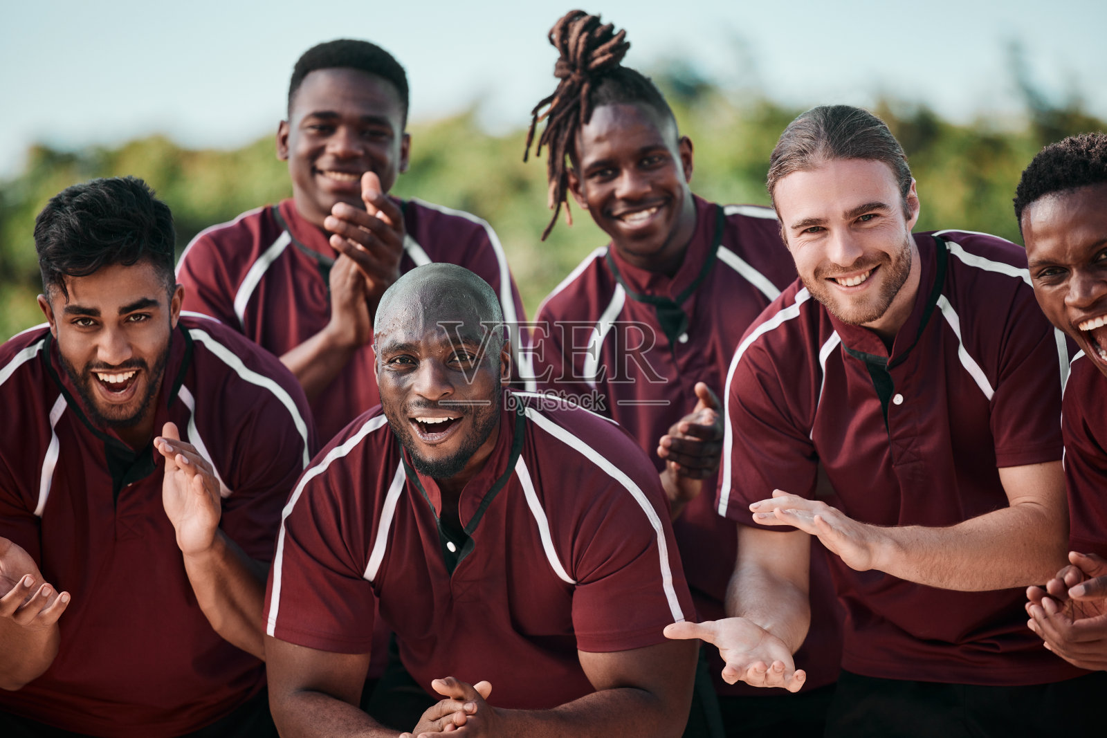 体育，在比赛中为激励鼓掌，欢呼或快乐的支持，在场上的肖像和团队。微笑，男人和团队在橄榄球，朋友在训练中赞美，庆祝和比赛在一起照片摄影图片