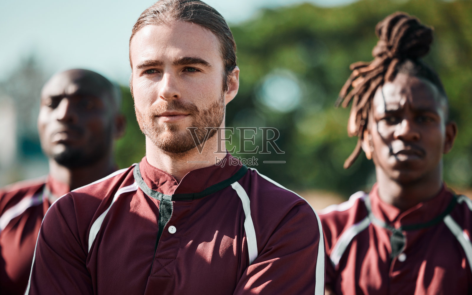 体育运动，男子或团队在比赛或比赛中进行合作，健身或表演。橄榄球，团体或人们在户外自然健康，训练或锻炼与团队合作或自豪照片摄影图片