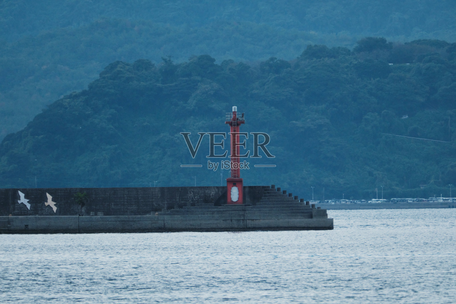 红色灯塔和防波堤的景色照片摄影图片