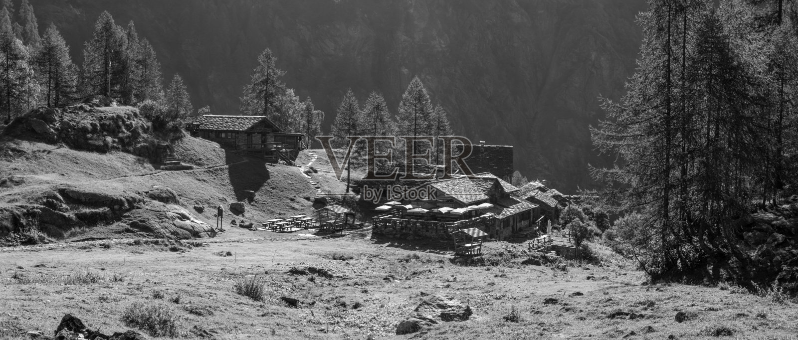 晨光中的里富乔·帕斯托雷小屋——瓦尔塞西亚山谷——意大利。照片摄影图片