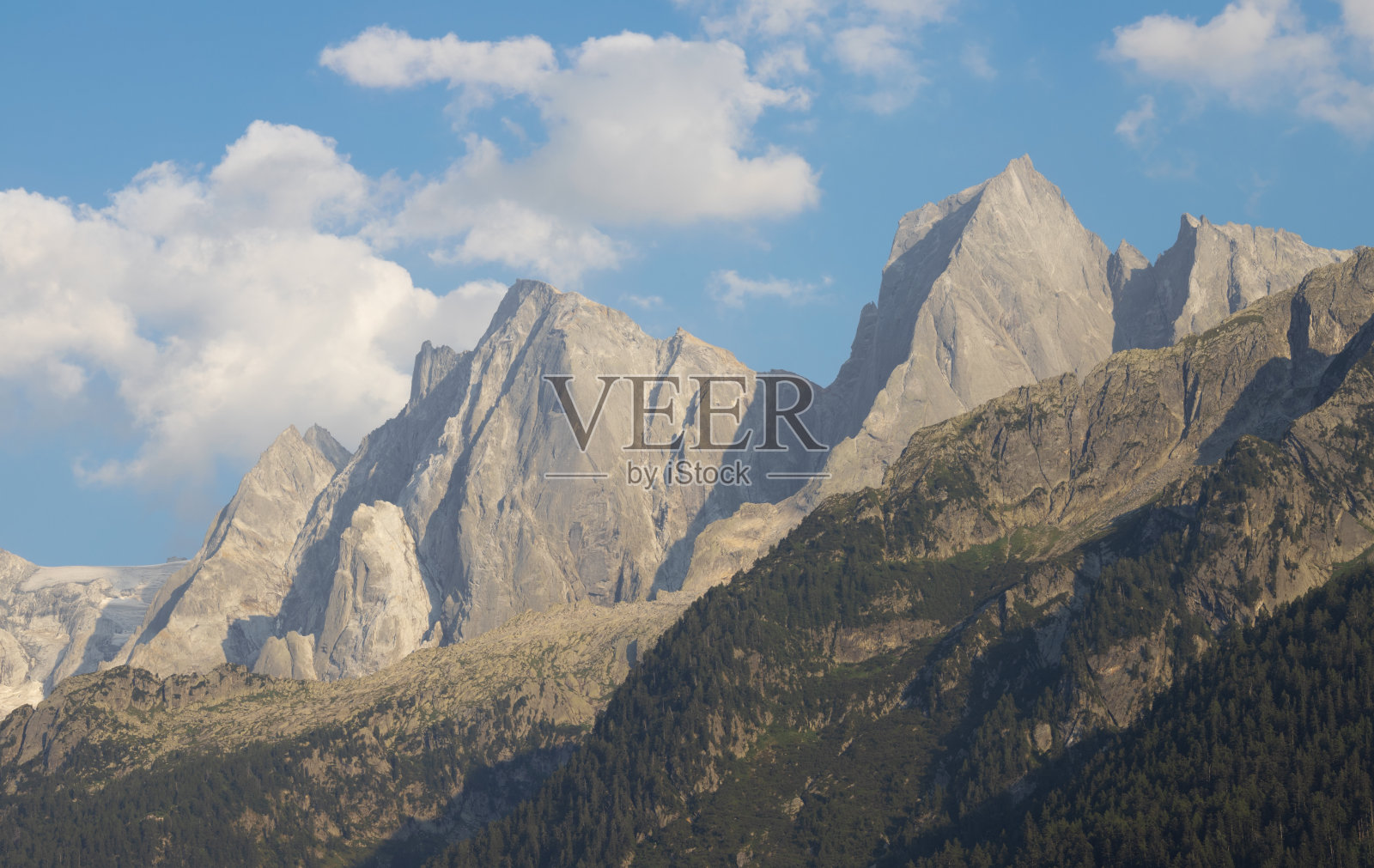巴岱勒披萨，坚加洛披萨的山峰在布雷加利亚山脉-瑞士在黄昏的光。照片摄影图片