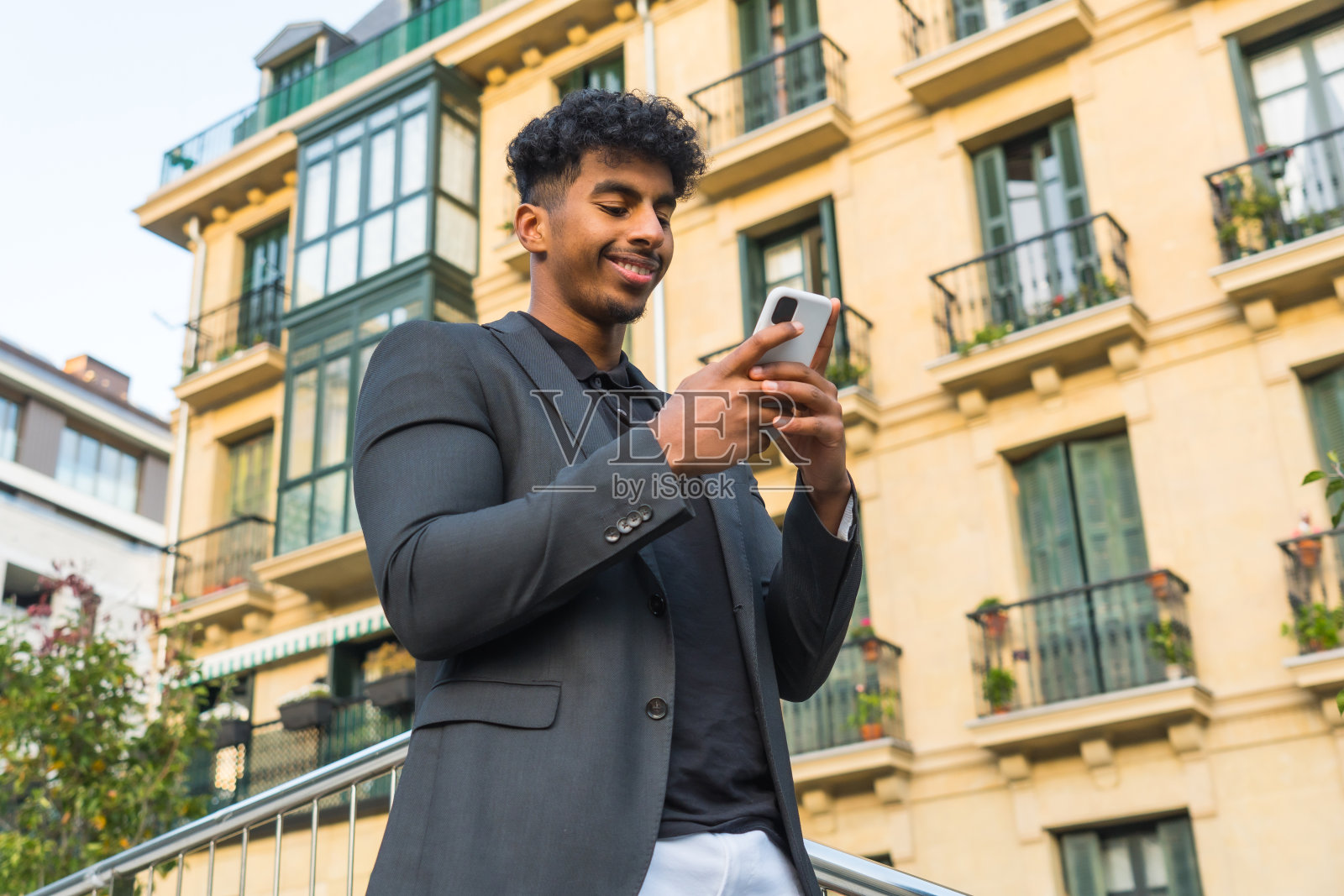 现代阿拉伯保险代理人在户外使用电话照片摄影图片