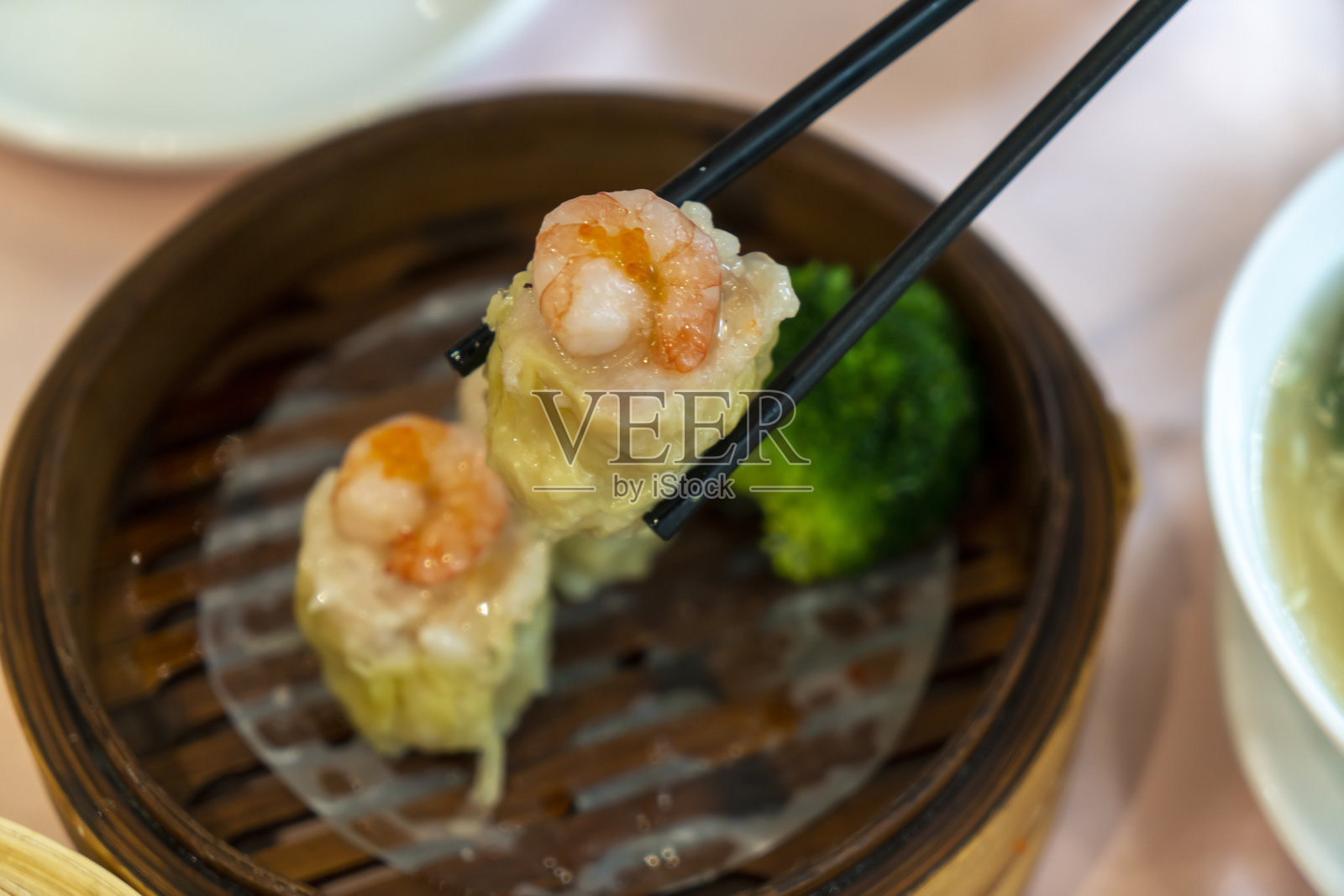 由虾和鸡肉做成的饺子，是一种传统的中国小吃照片摄影图片