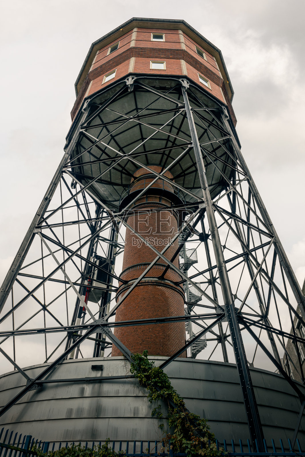 格罗宁根市北部的老水塔照片摄影图片
