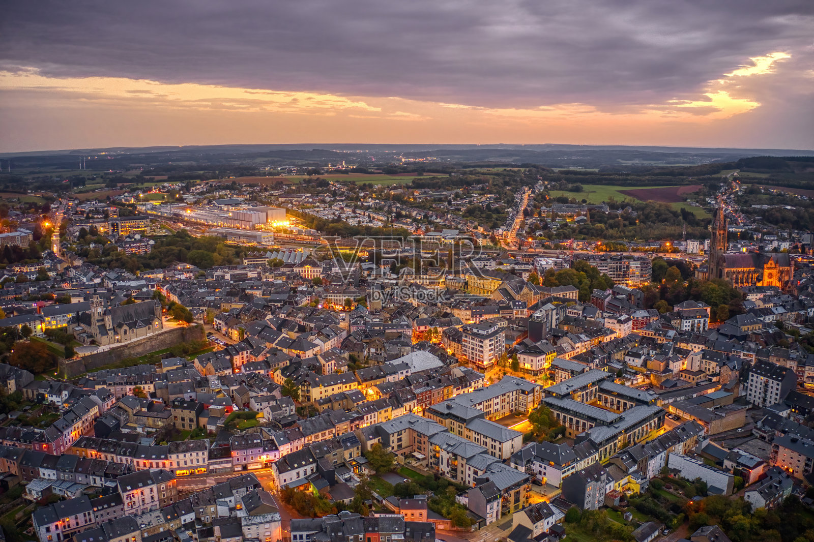 比利时阿隆鸟瞰图，它是卢森堡省的首府照片摄影图片