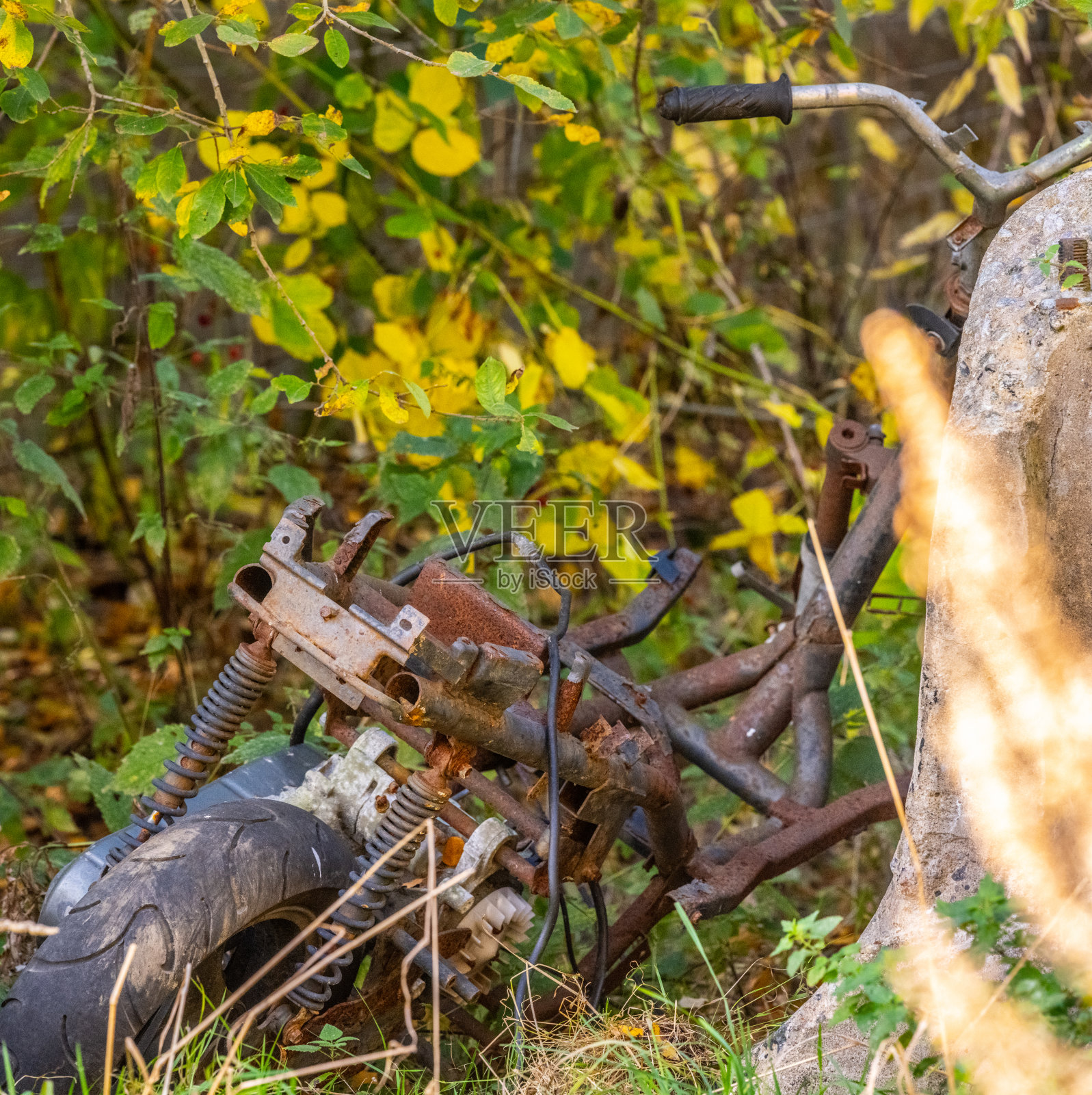 在沟里烧坏的摩托车车架照片摄影图片