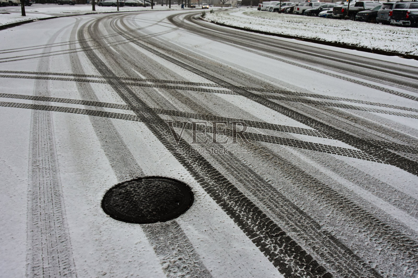 交通在雪地上形成了许多线。照片摄影图片