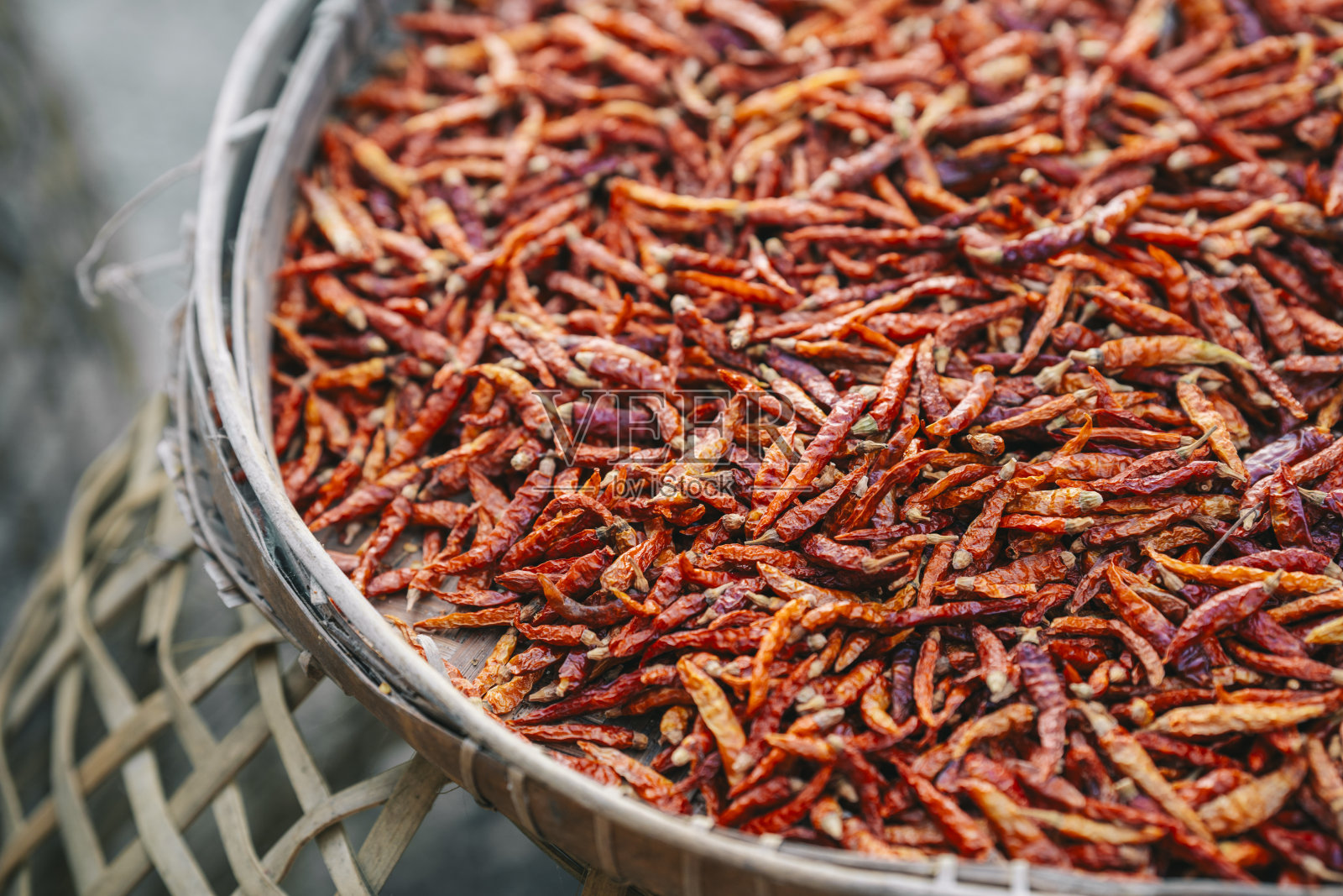 在泰国，成熟的红辣椒在木筐里晒干，用作食物中的调味料。照片摄影图片
