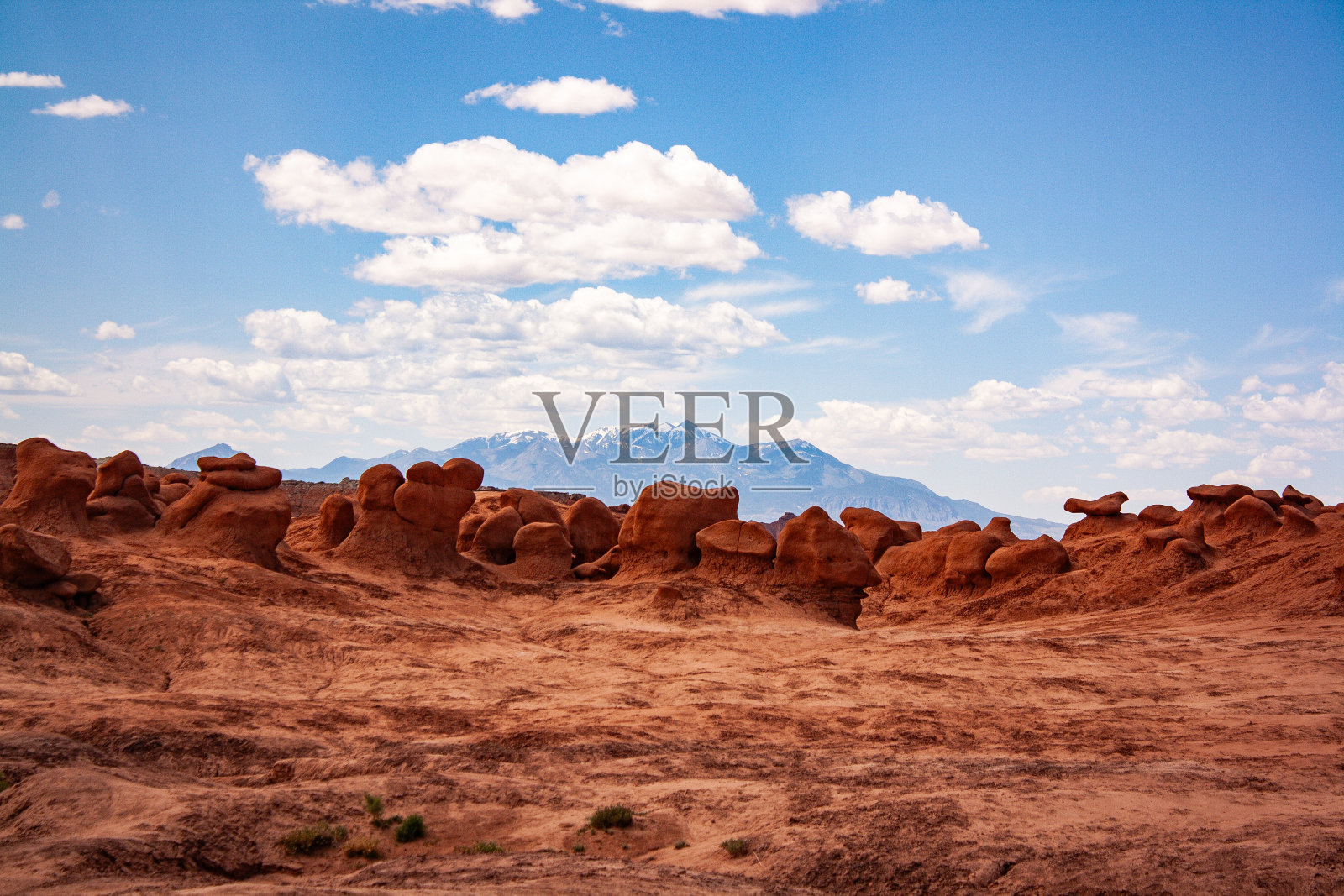 地精谷岩层/雪山的hoodoo照片摄影图片