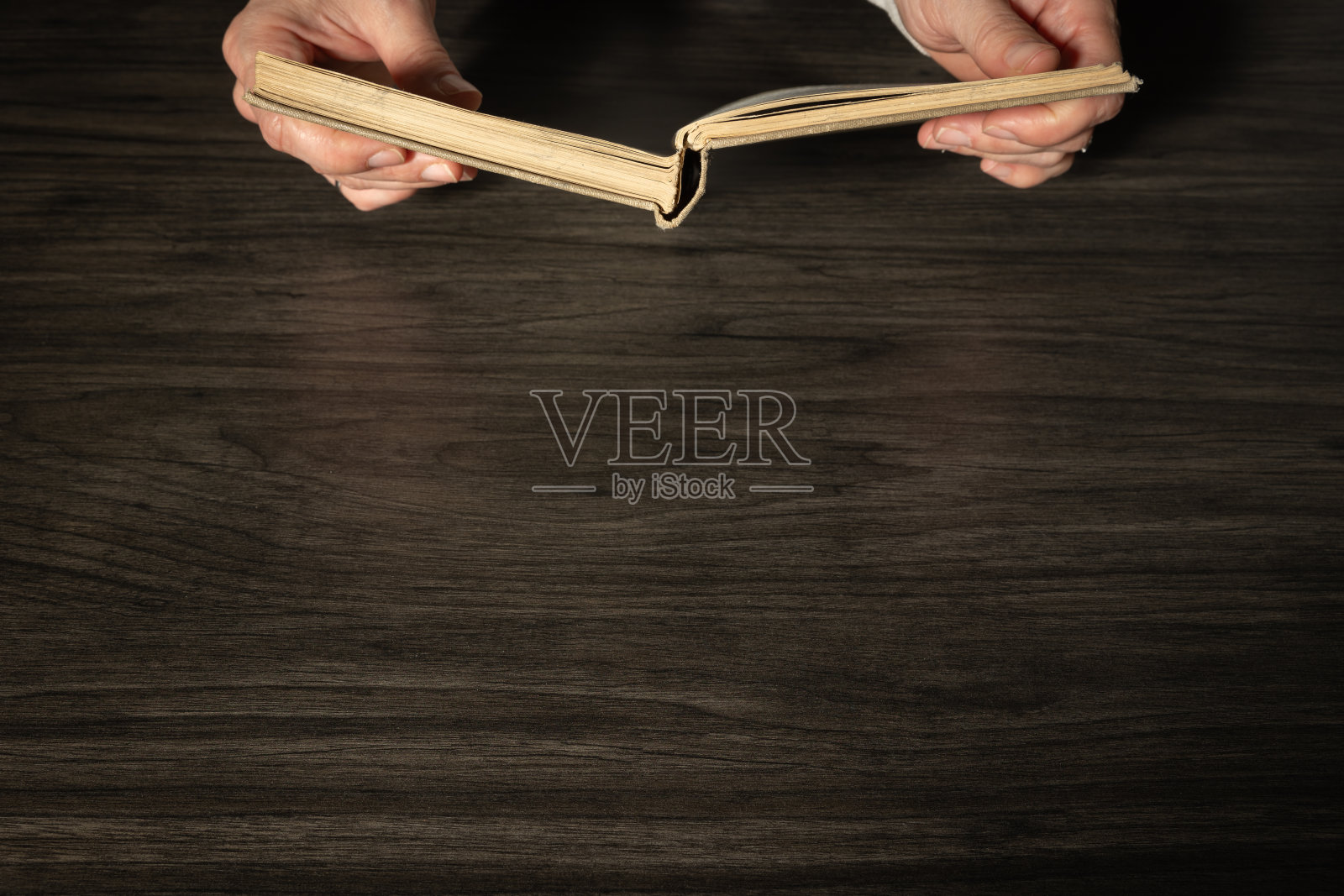 手捧书照片摄影图片