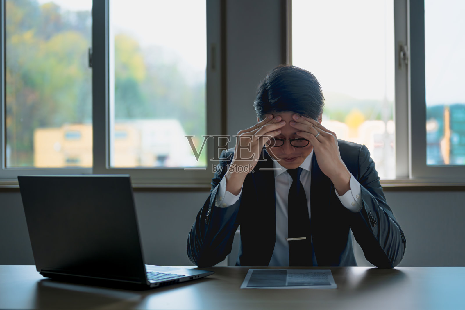 商人头痛照片摄影图片