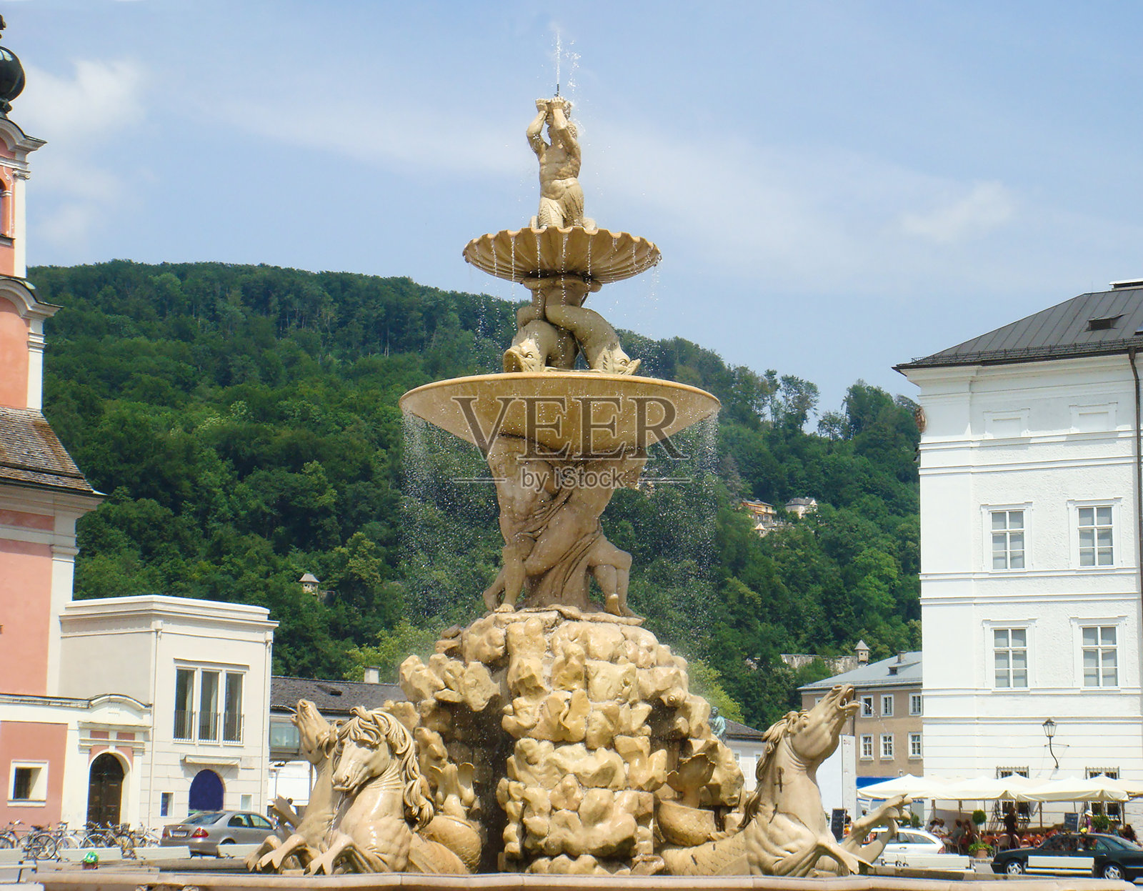 夏日里，城市广场上美丽的喷泉。特写镜头。萨尔斯堡。奥地利。照片摄影图片