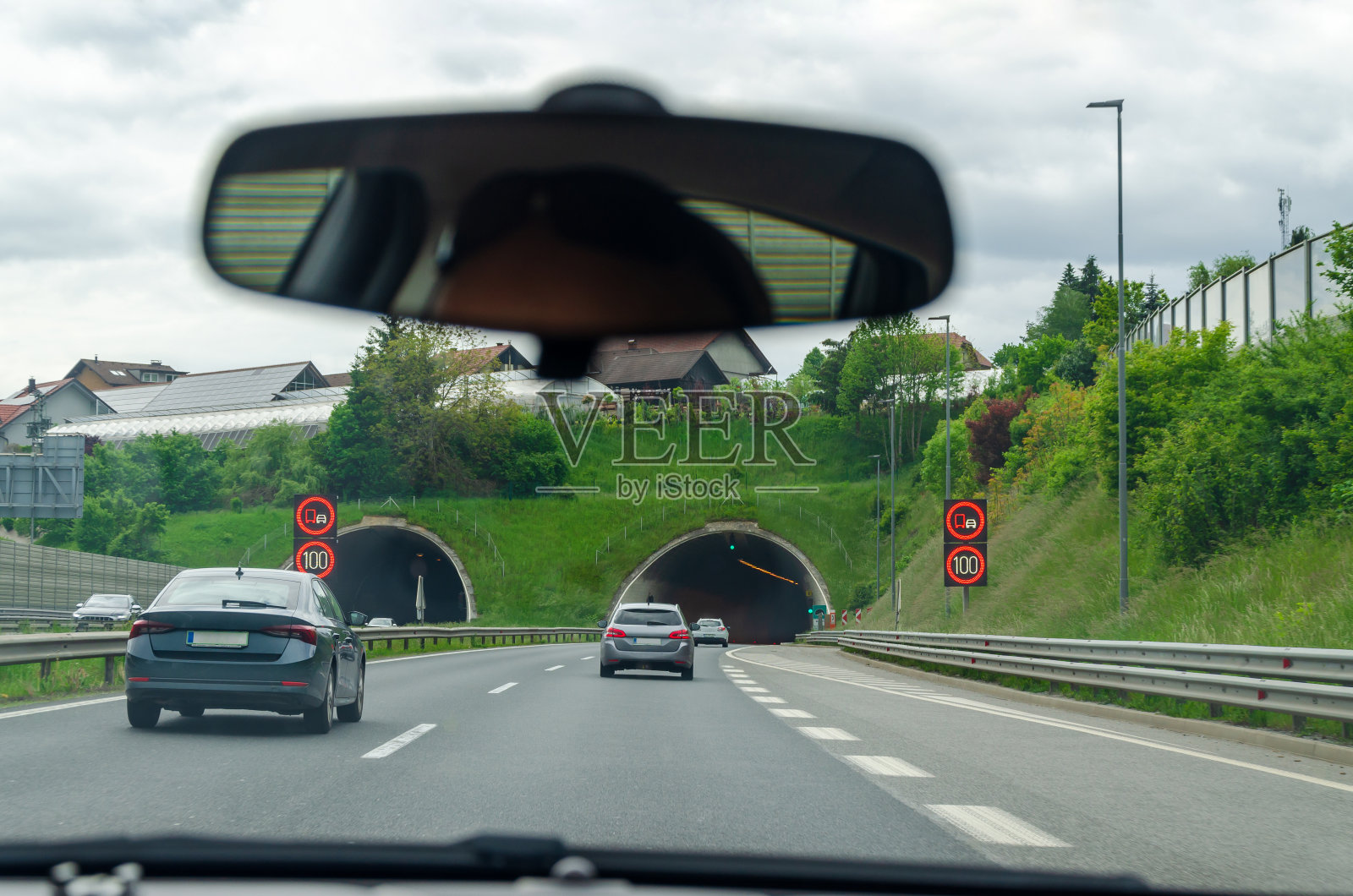 在高速公路上的隧道前——从汽车挡风玻璃上看照片摄影图片