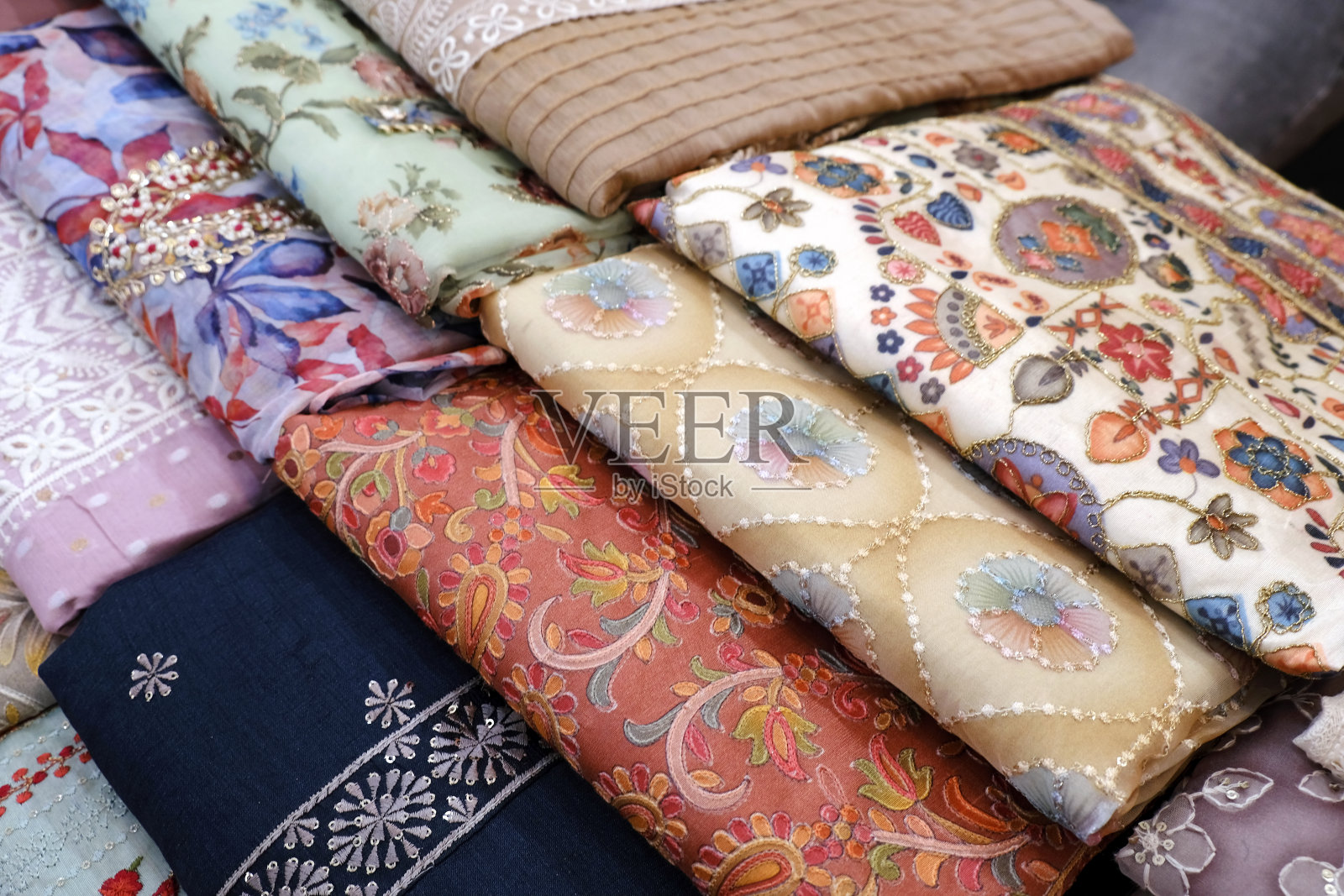 传统的印度女士服装面料，不同质地和颜色的漂亮纺织品，彩色的印度面料，来自印度的面料照片摄影图片