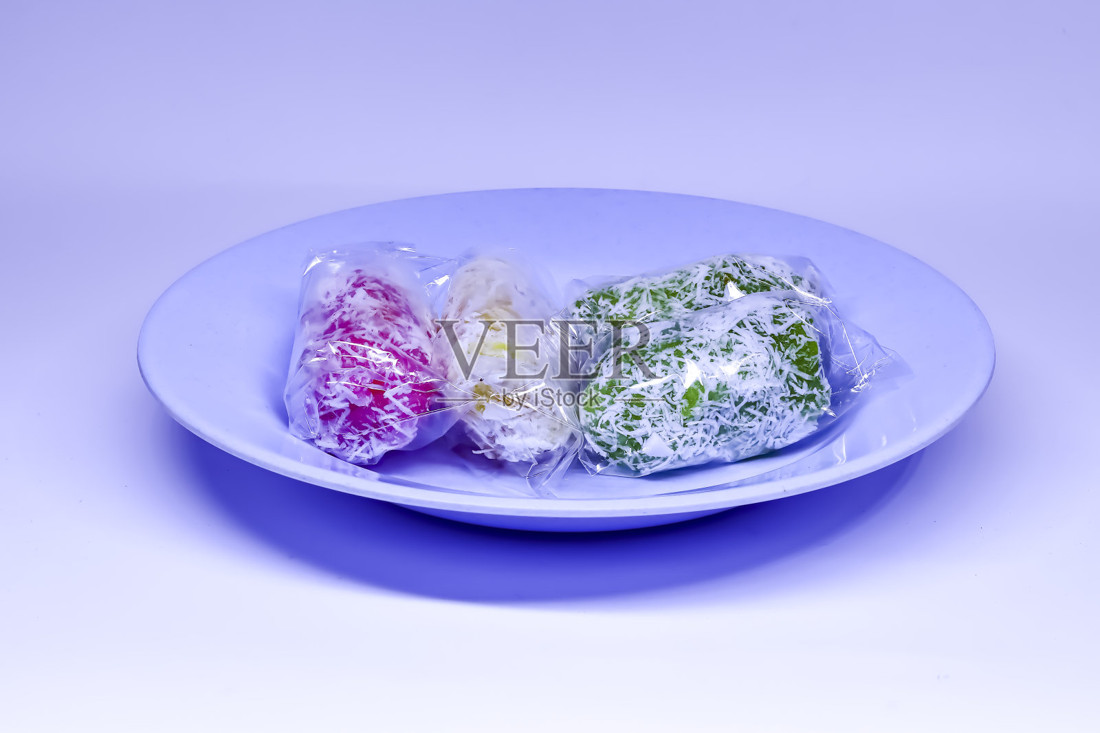 Gethuk(木薯蛋糕)是印尼的传统小吃之一，上面撒着碎椰子。照片摄影图片