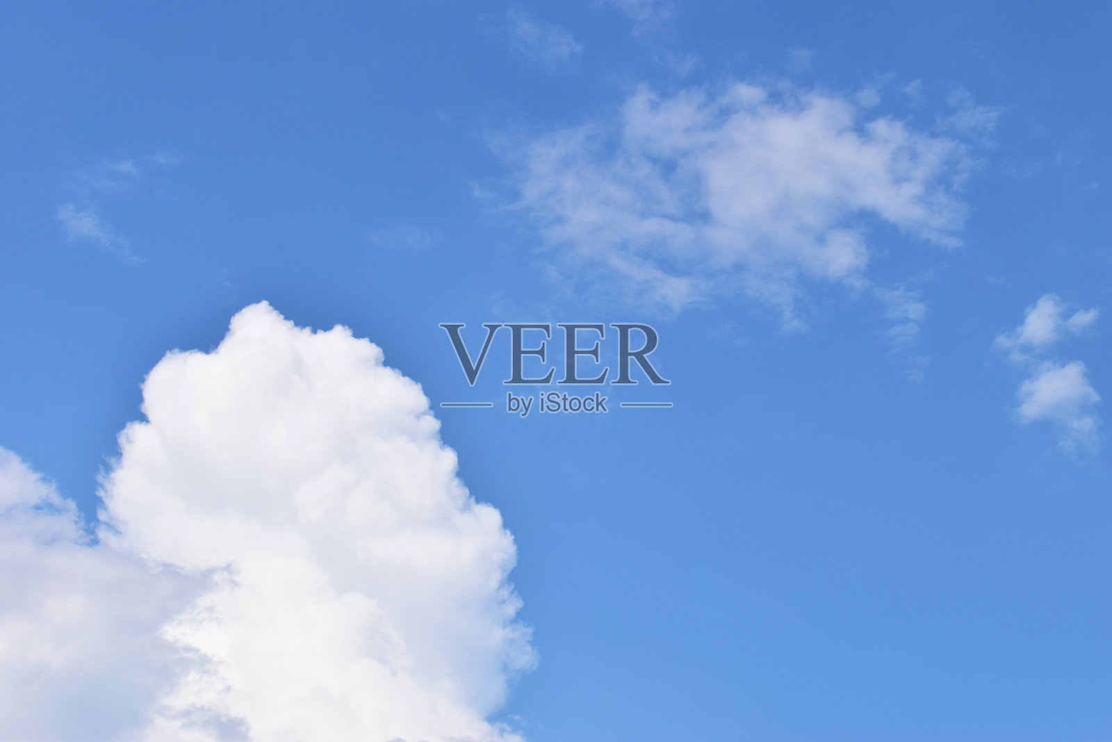 美丽的蓝天和白色蓬松的云彩群在早晨日出，自然的背景照片摄影图片