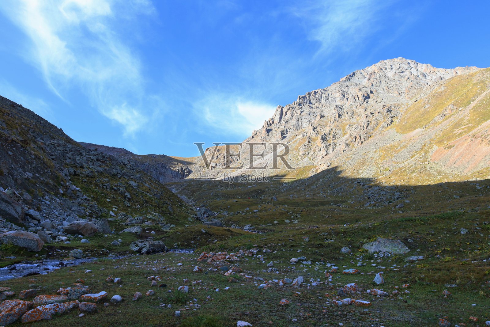 在吉尔吉斯斯坦阿拉阿恰国家公园的壮丽景色中徒步旅行照片摄影图片