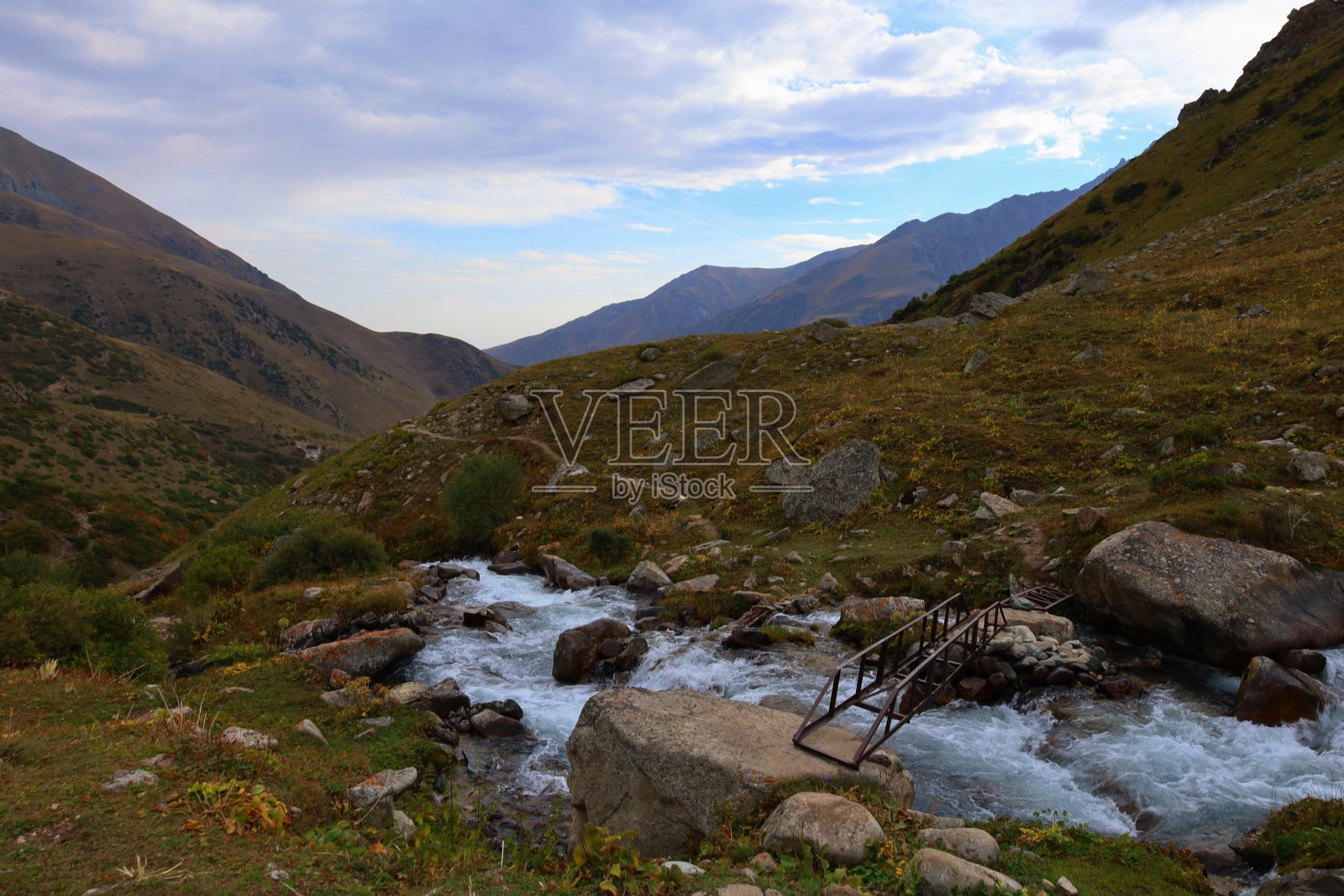 在吉尔吉斯斯坦壮丽的阿拉阿恰国家公园徒步旅行照片摄影图片