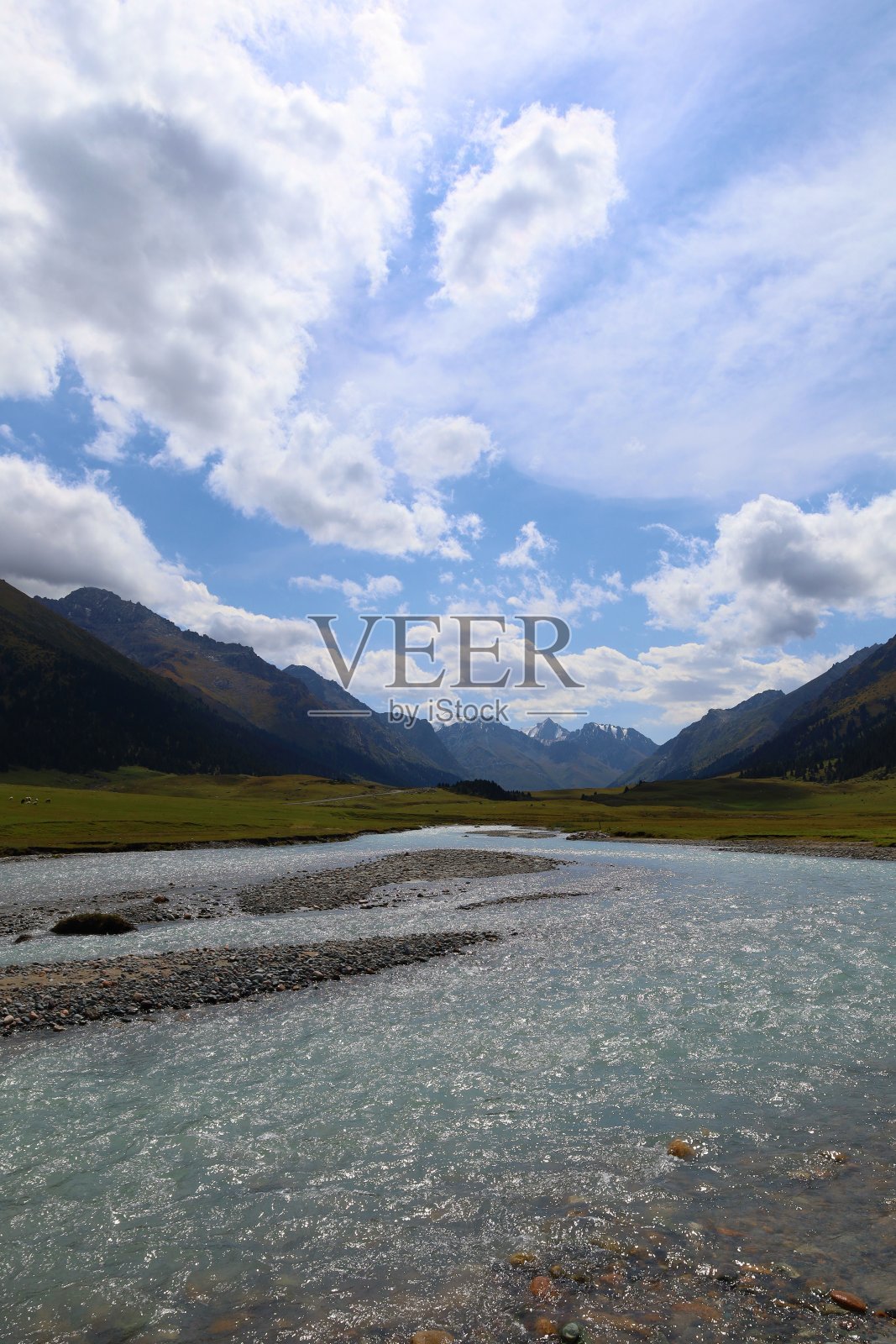 在吉尔吉斯斯坦卡拉科尔的Ak-Suu Traverse徒步旅行的第二阶段，Turgenaksu山谷里有一条涉水的河流照片摄影图片