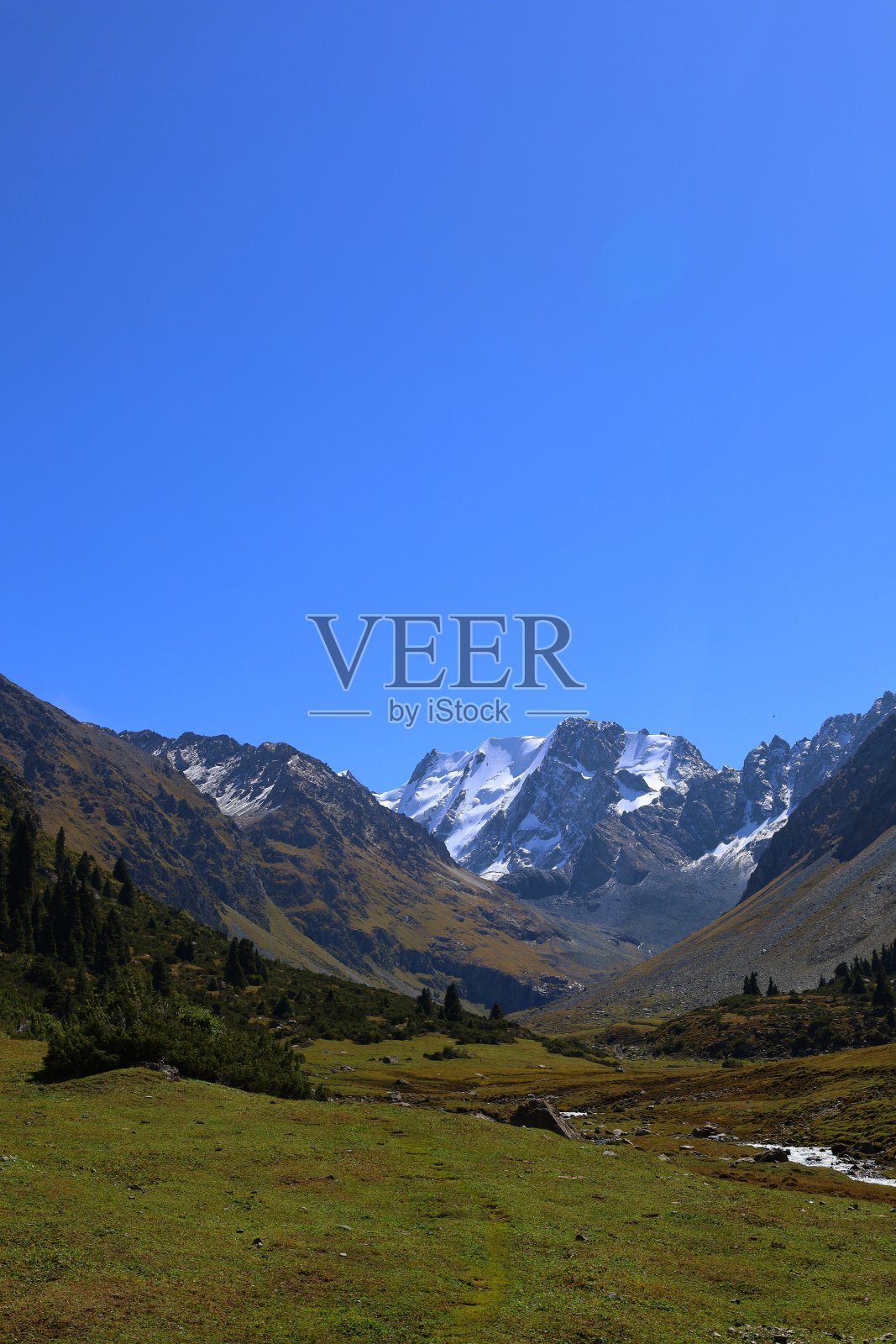 在吉尔吉斯斯坦卡拉科尔国家公园，从卡拉科尔峡谷到杰蒂奥古兹的Ak-Suu徒步旅行的第九阶段照片摄影图片