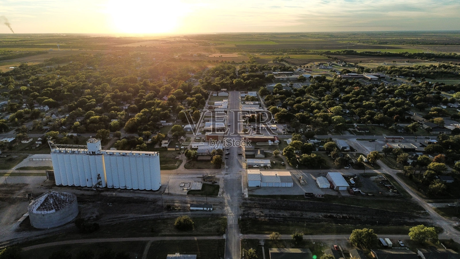大工业区的鸟瞰图，有建筑物和树木照片摄影图片