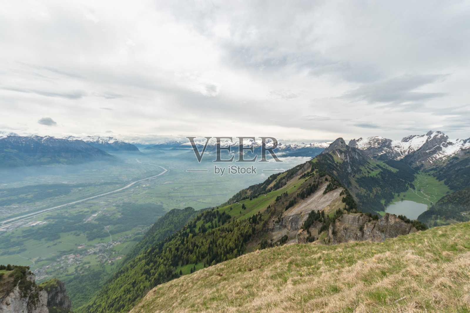 从瑞士的霍赫·卡斯滕山顶俯瞰莱茵河流域照片摄影图片
