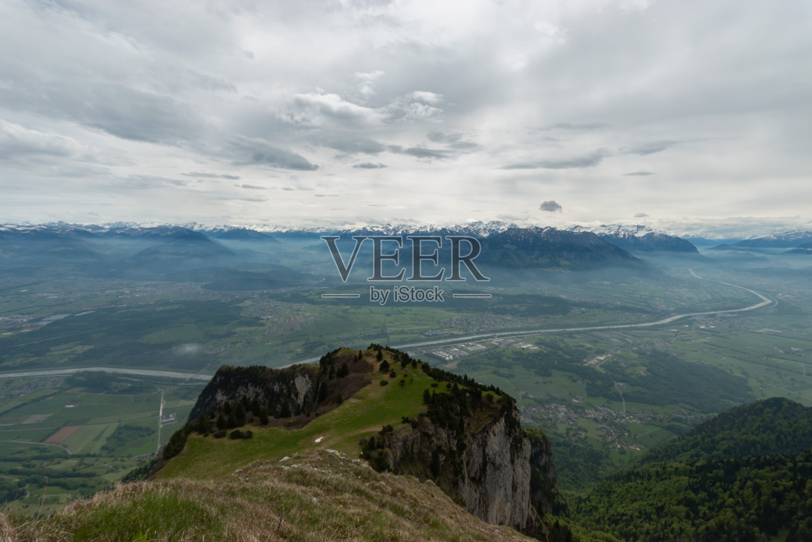 从瑞士的霍赫·卡斯滕山顶俯瞰莱茵河流域照片摄影图片