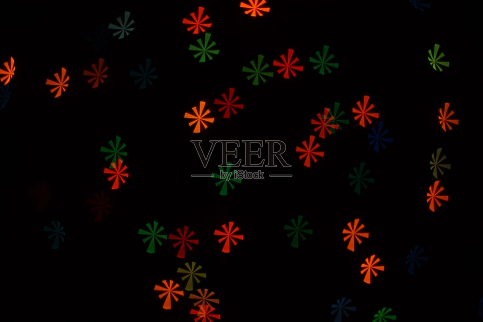 闪烁散景灯雪花装饰花环在黑色的背景。照片摄影图片