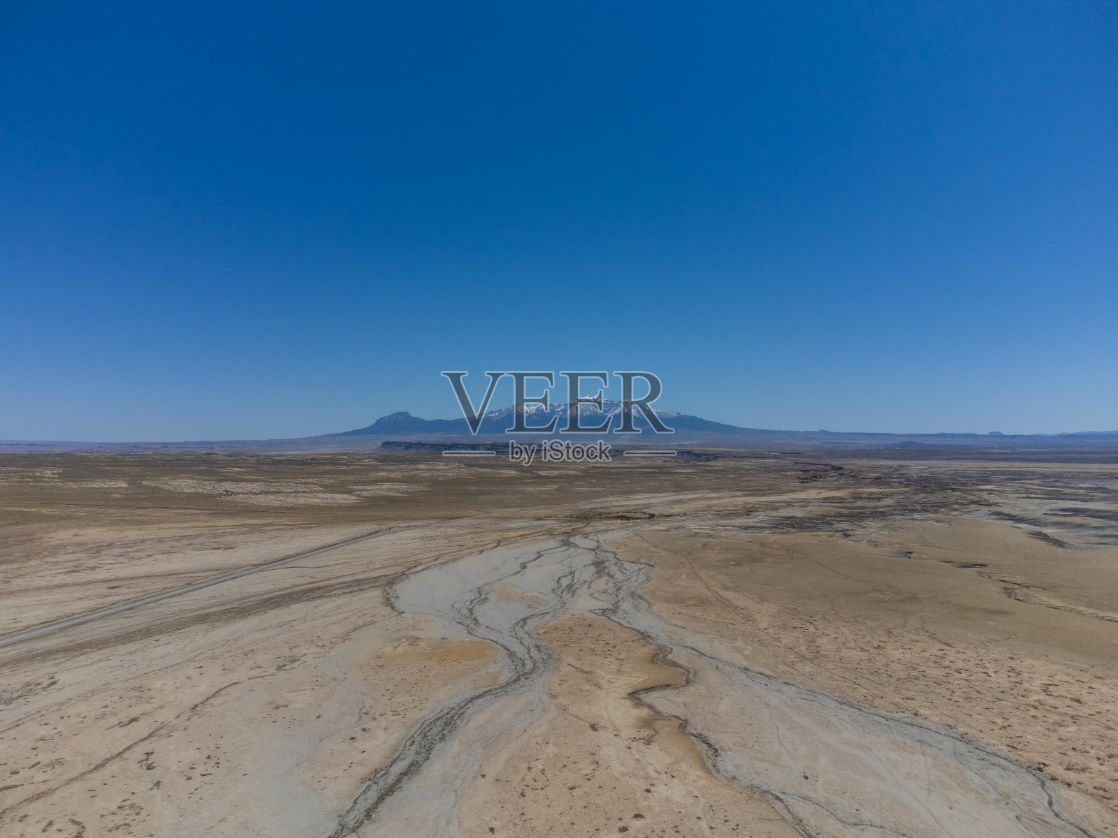 犹他州，美国，干旱的景观和孤立的雪山的高角度视图照片摄影图片