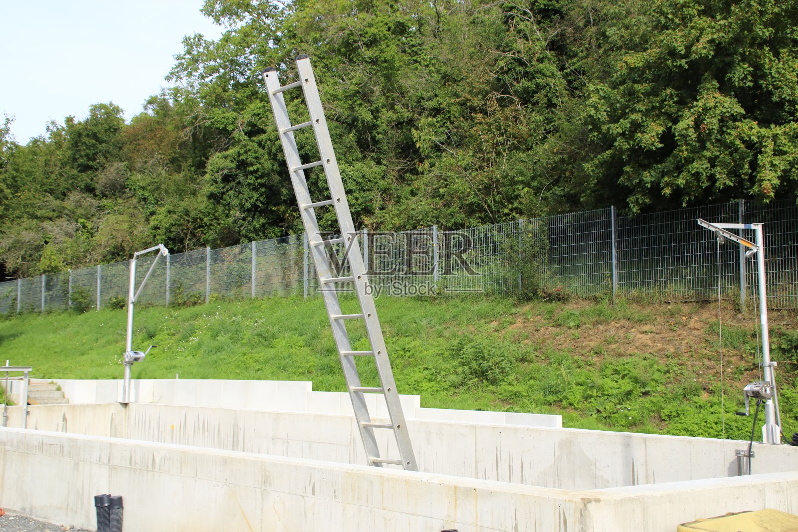 梯子伸得离水池太远照片摄影图片