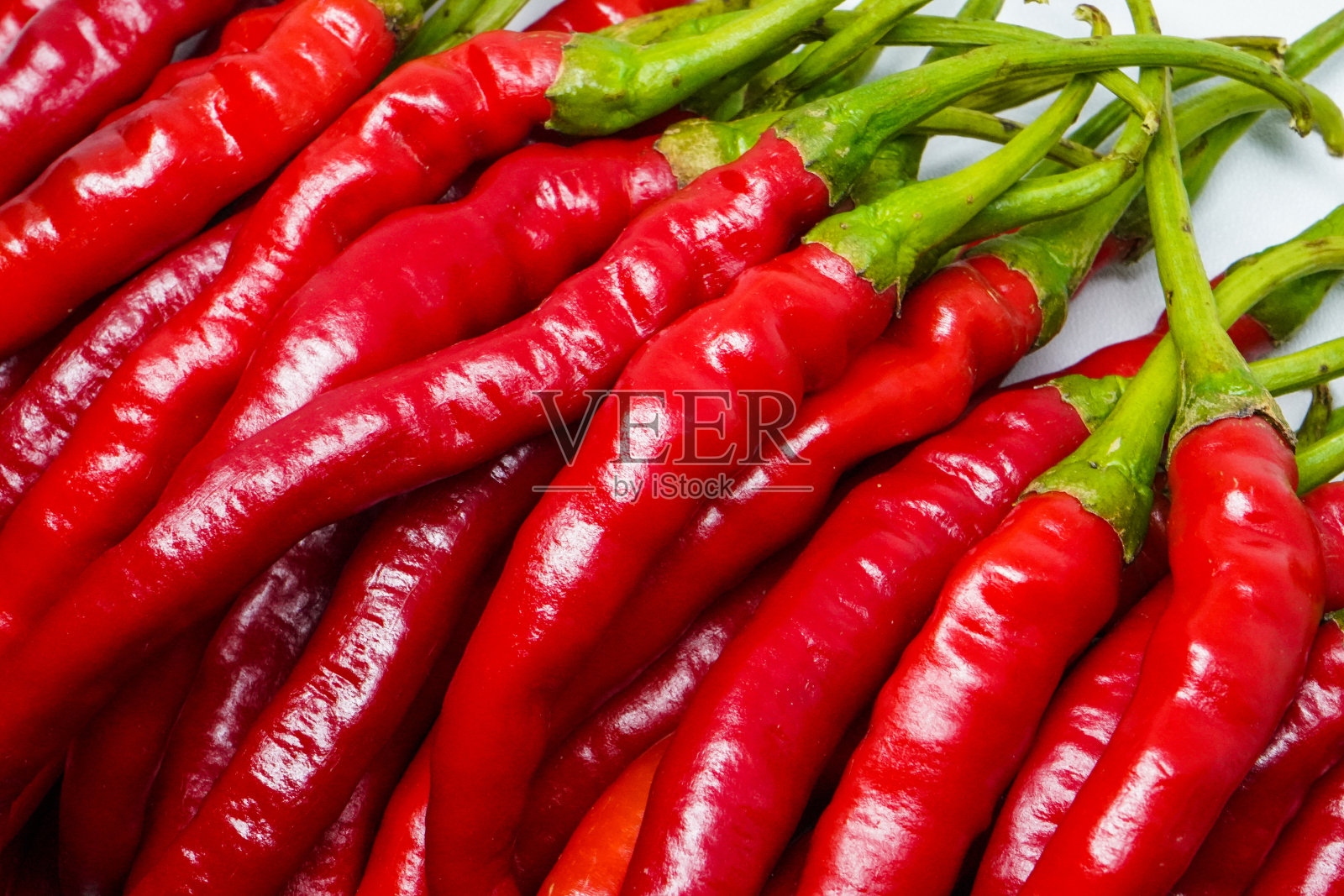 红辣椒卷是印度尼西亚种植和销售最广泛的红辣椒品种之一。许多印尼菜都使用这种辣椒作为配料，包括制作辣椒酱。红辣椒(也叫辣椒、辣椒、辣椒或辣椒)照片摄影图片