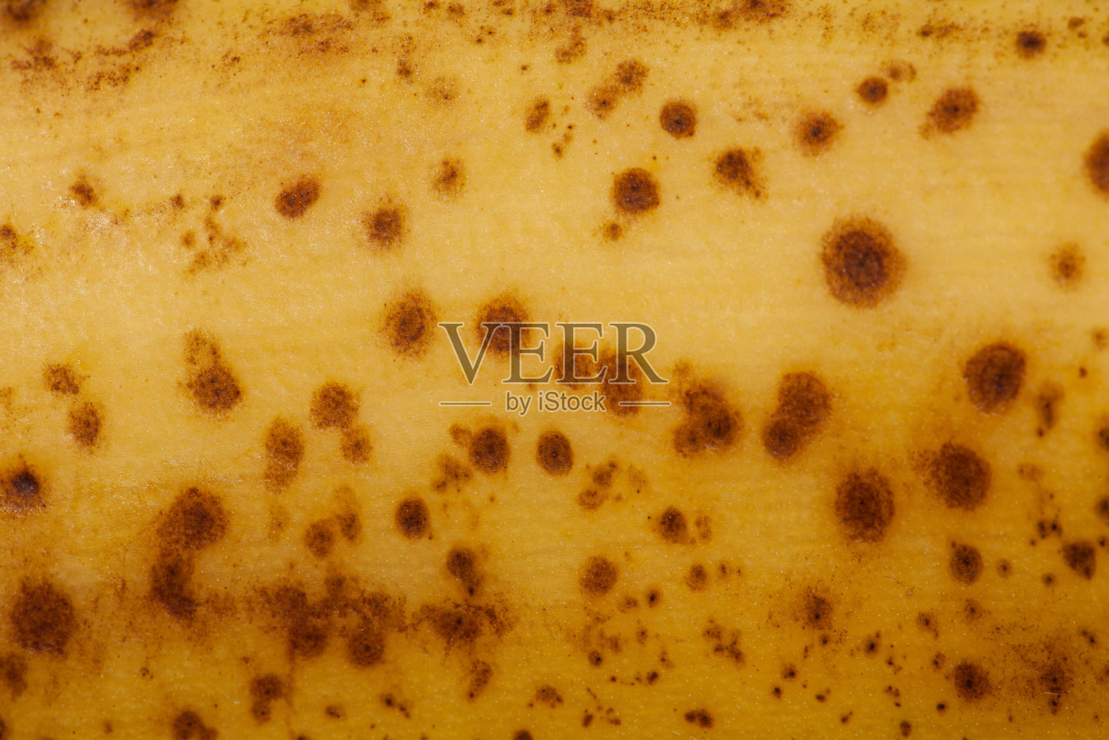 过熟香蕉与黑点接近抽象背景高品质大尺寸打印照片摄影图片