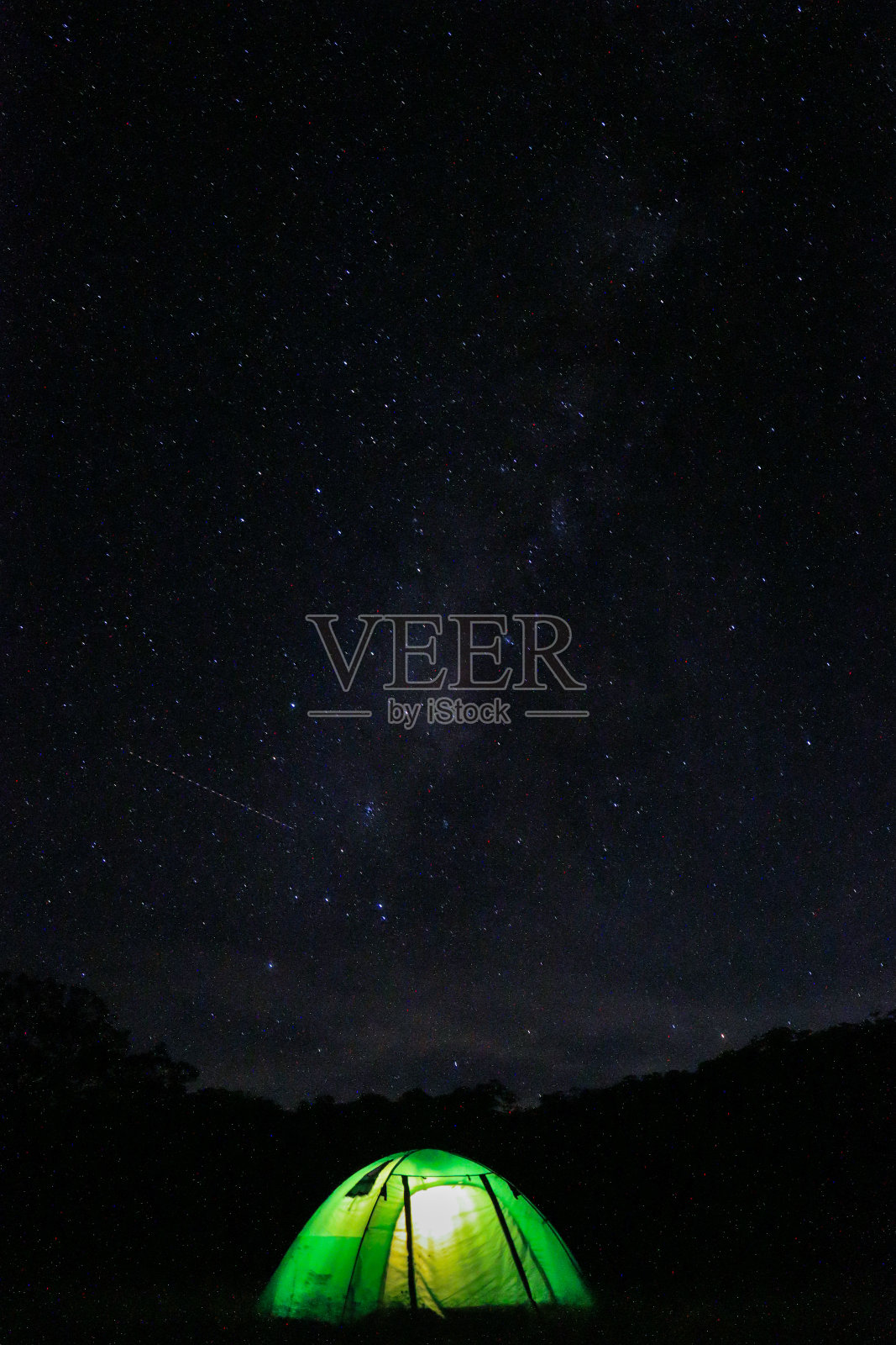 银河系的星星和帐篷照片摄影图片