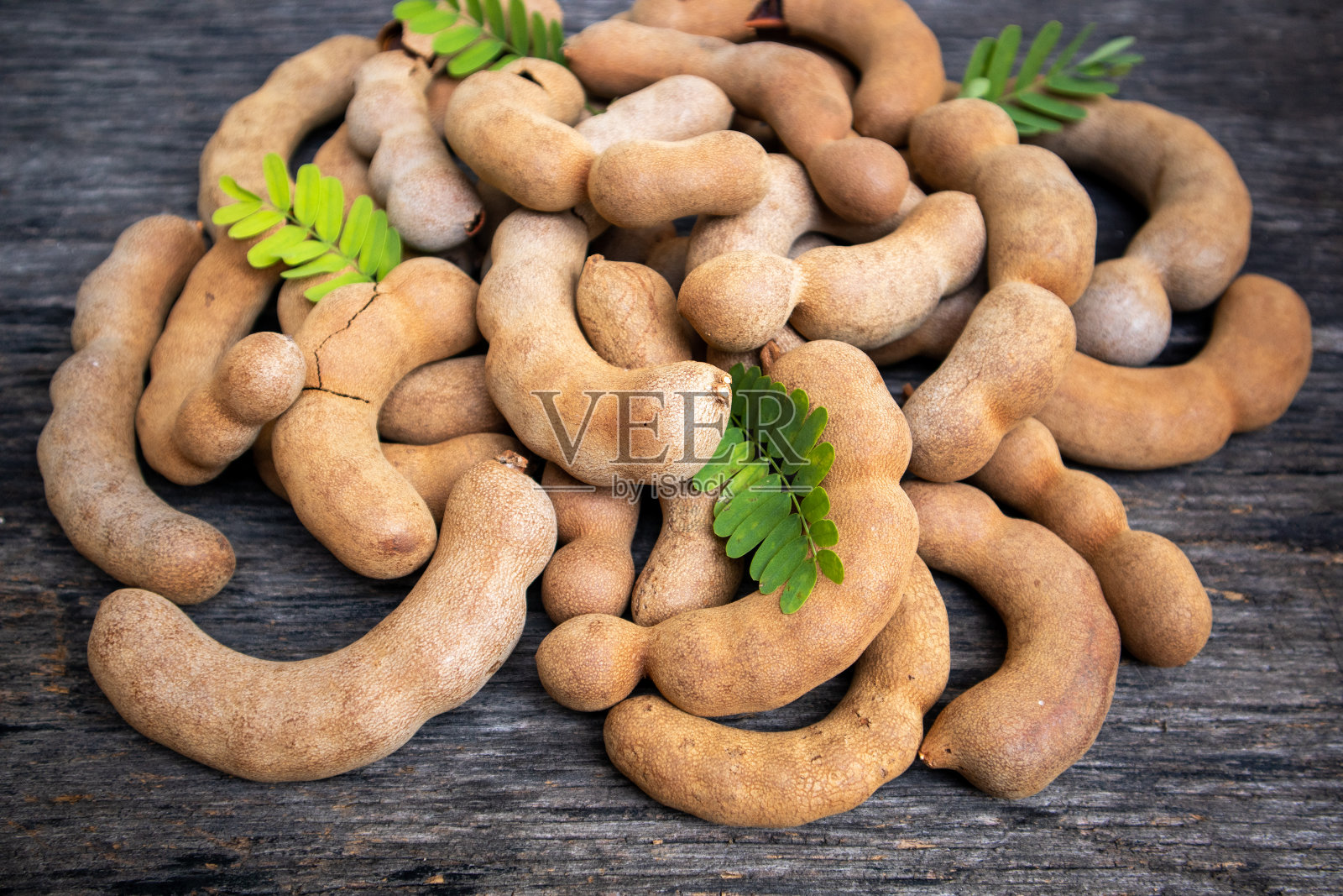 木桌背景上的罗望子的高角度视图照片摄影图片