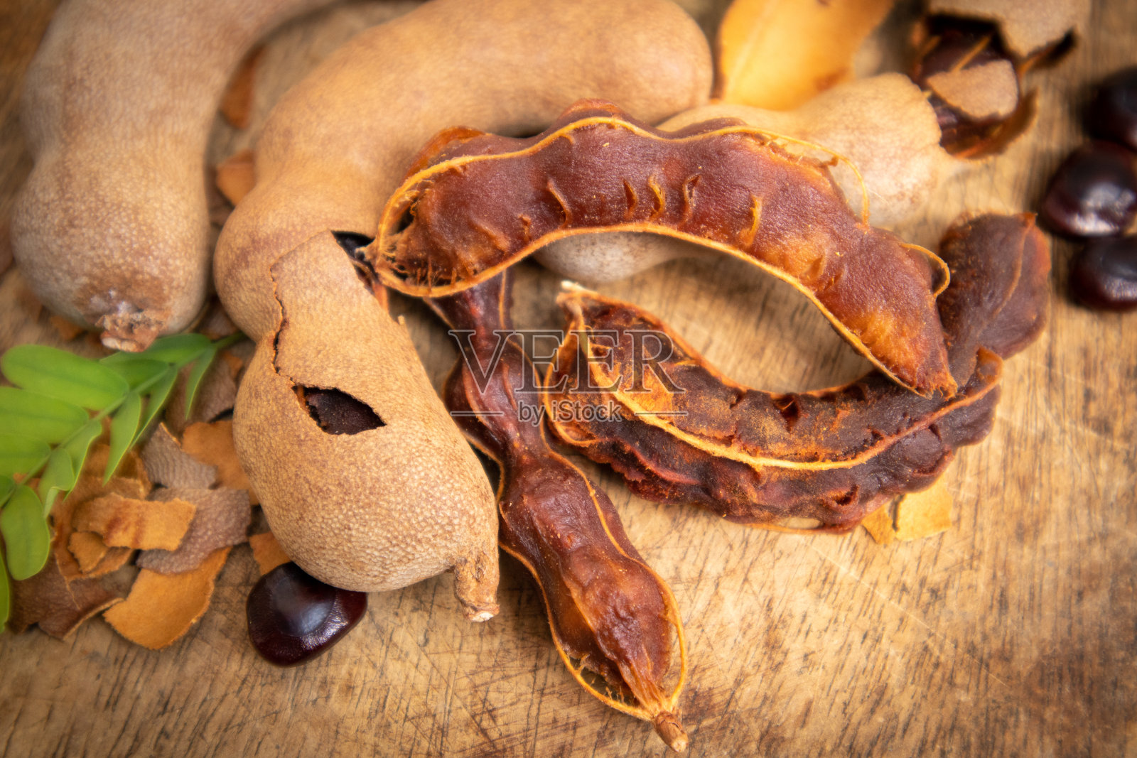 木桌上棕色木托盘上的罗望子特写照片摄影图片