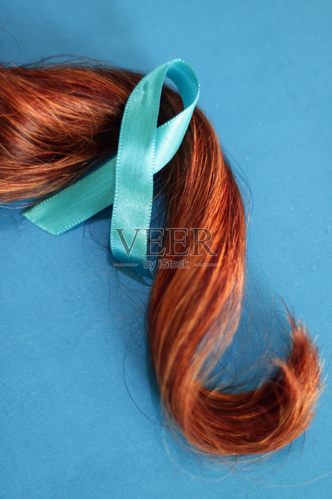 头发与蓝色十一月意识丝带照片摄影图片
