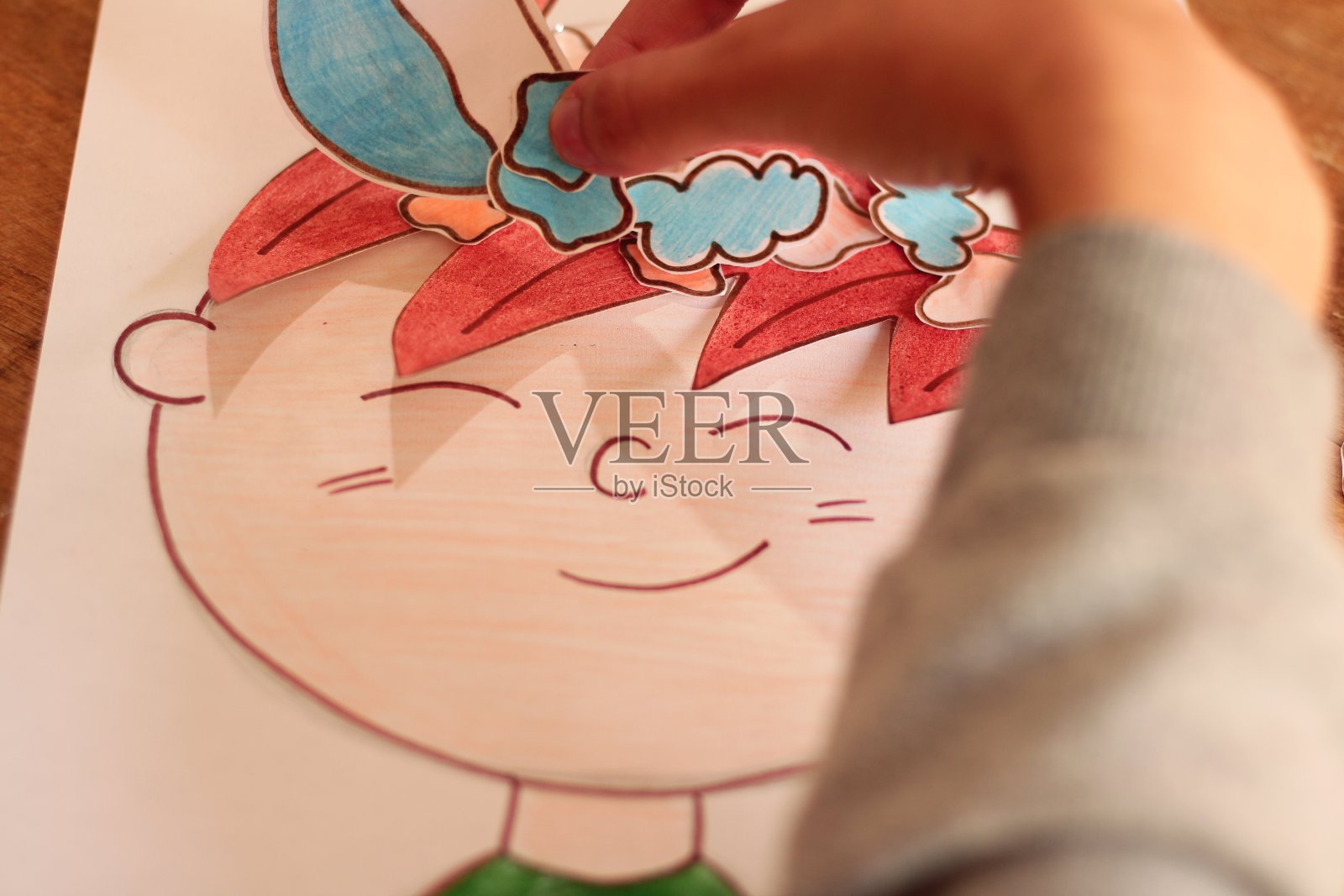 玩俏皮的理发师绘画的人照片摄影图片