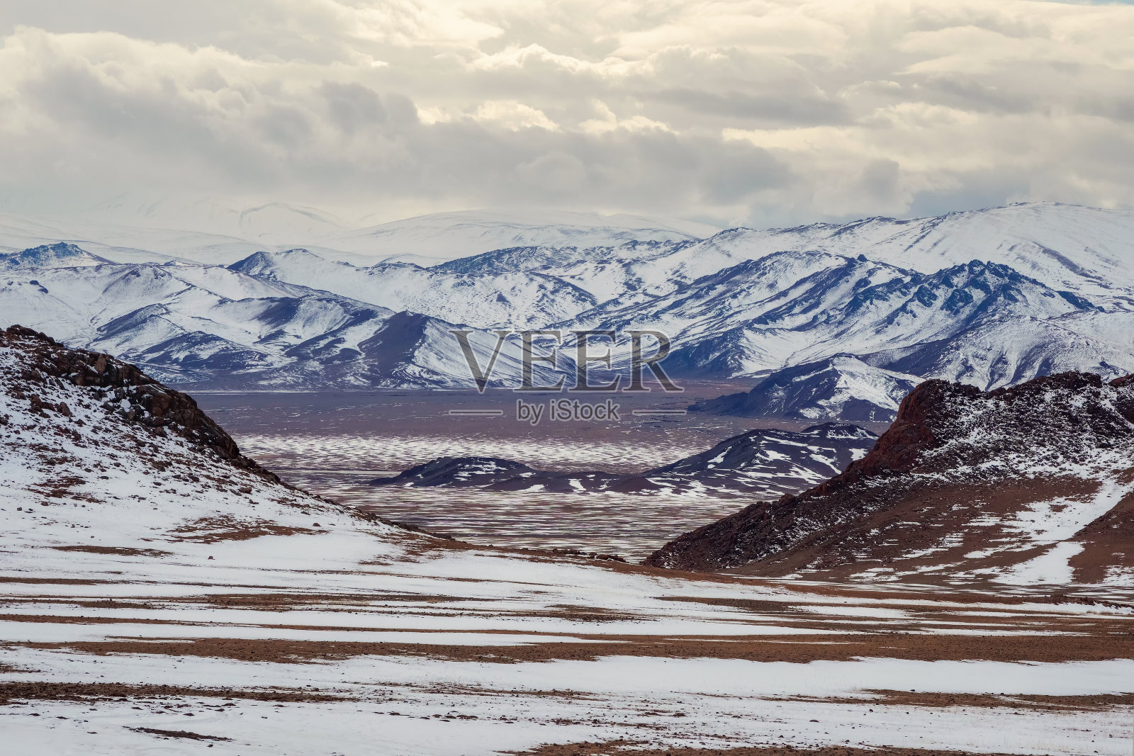 雪山的纹理。雪山的极简主义自然背景。雾蒙蒙的山在晴天雪山的极简主义。蒙古。照片摄影图片