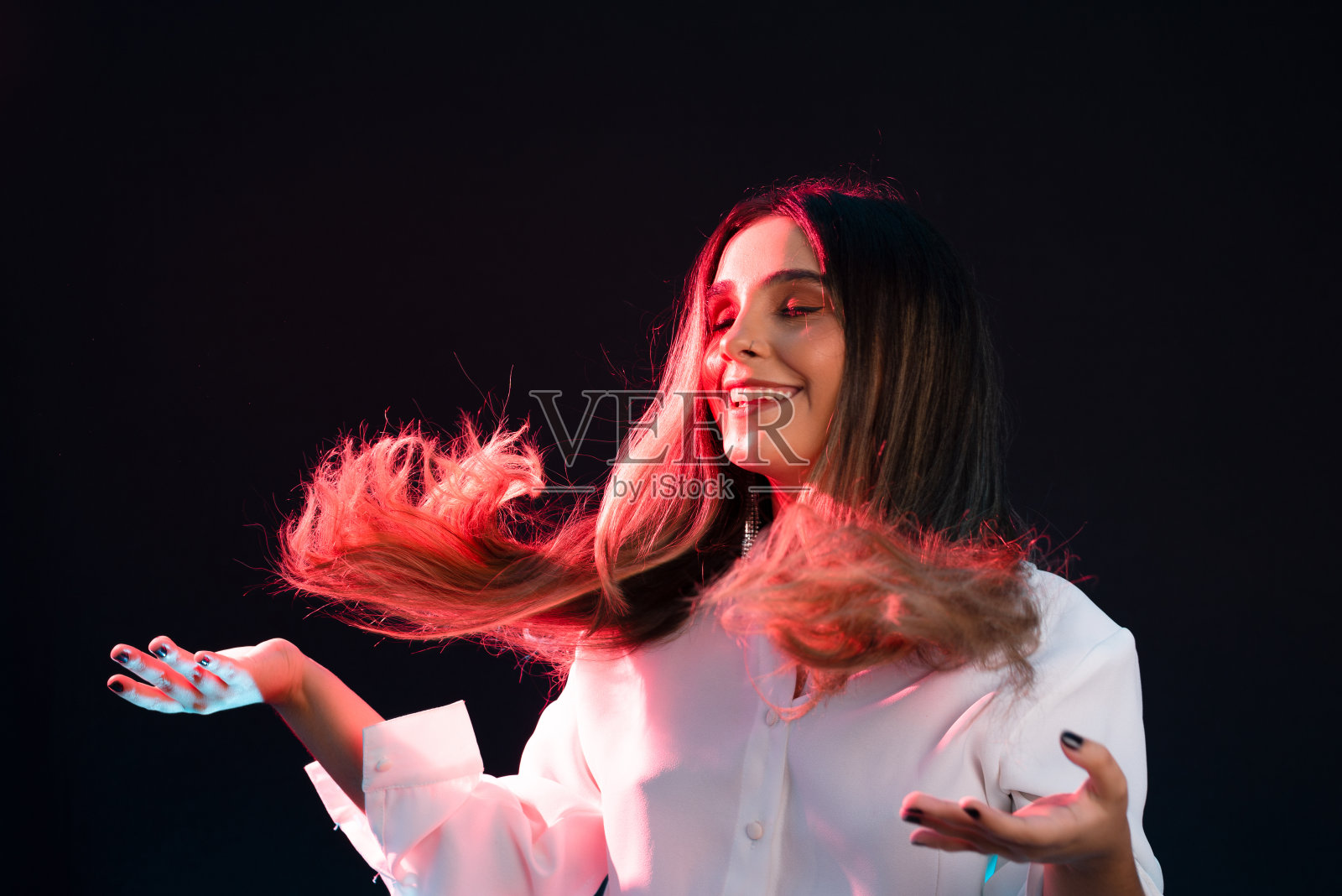 年轻漂亮的白种女人穿着白色的衣服，披头散发。照片摄影图片