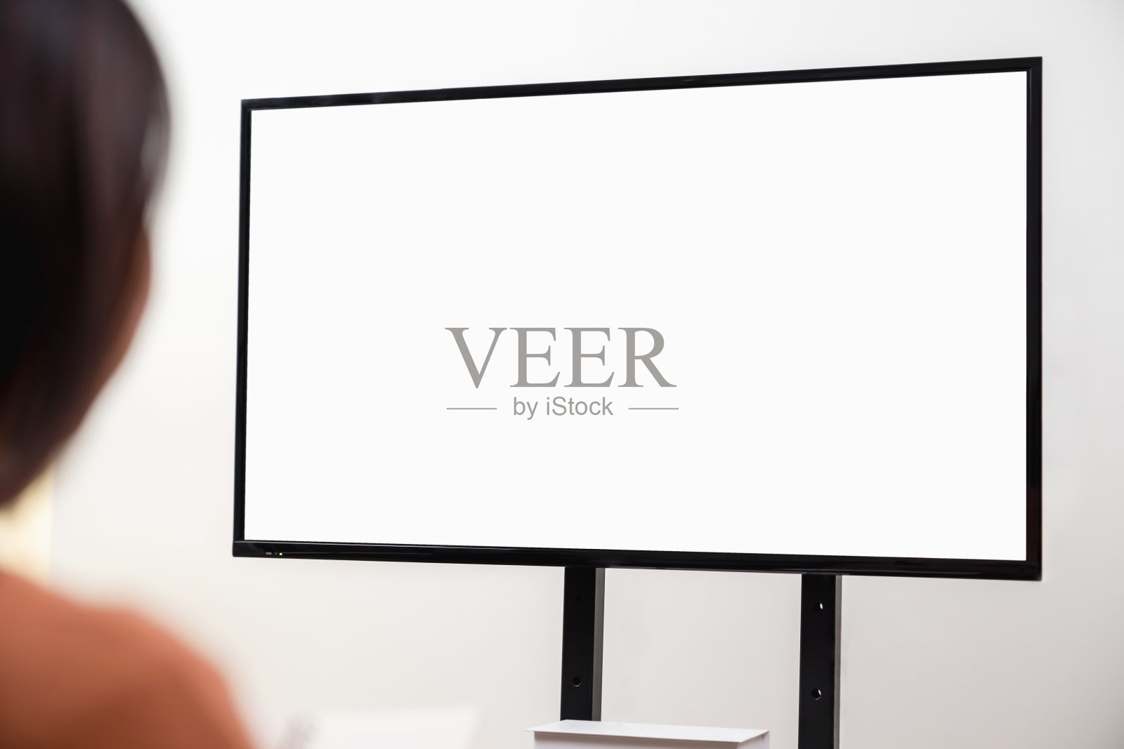 女人在使用电脑并在键盘上打字。广告模型屏幕。照片摄影图片