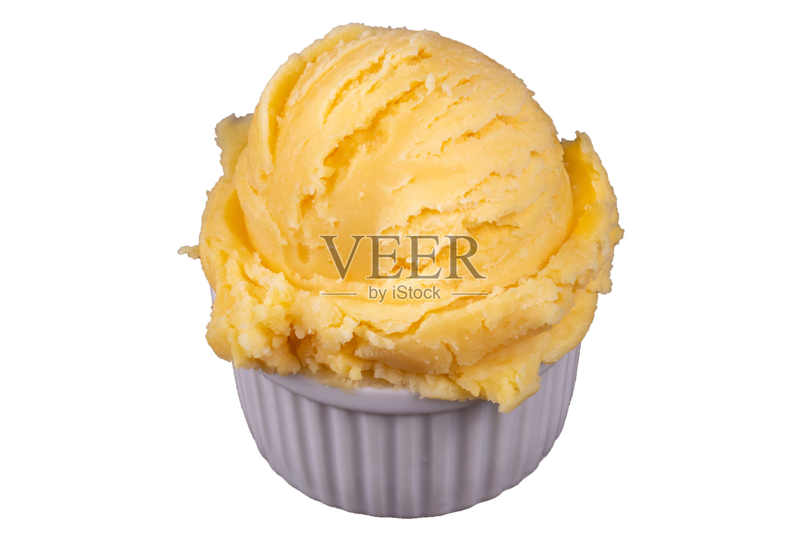 黄色的冰淇淋装在白色的锅里，背景是白色的。照片摄影图片