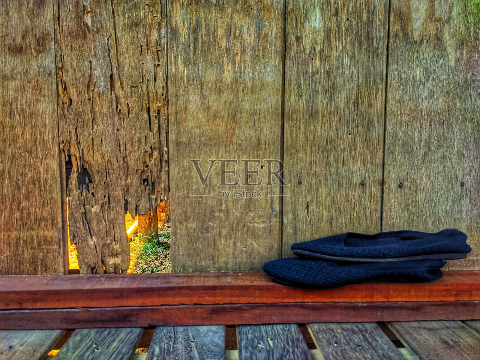 在完整的铁木上穿凉鞋照片摄影图片