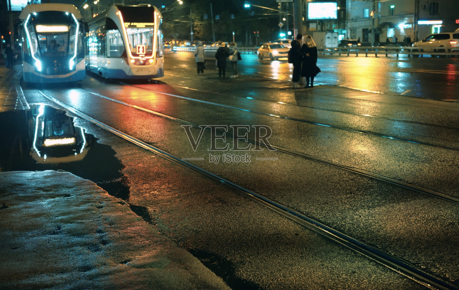 雨夜的电车照片摄影图片