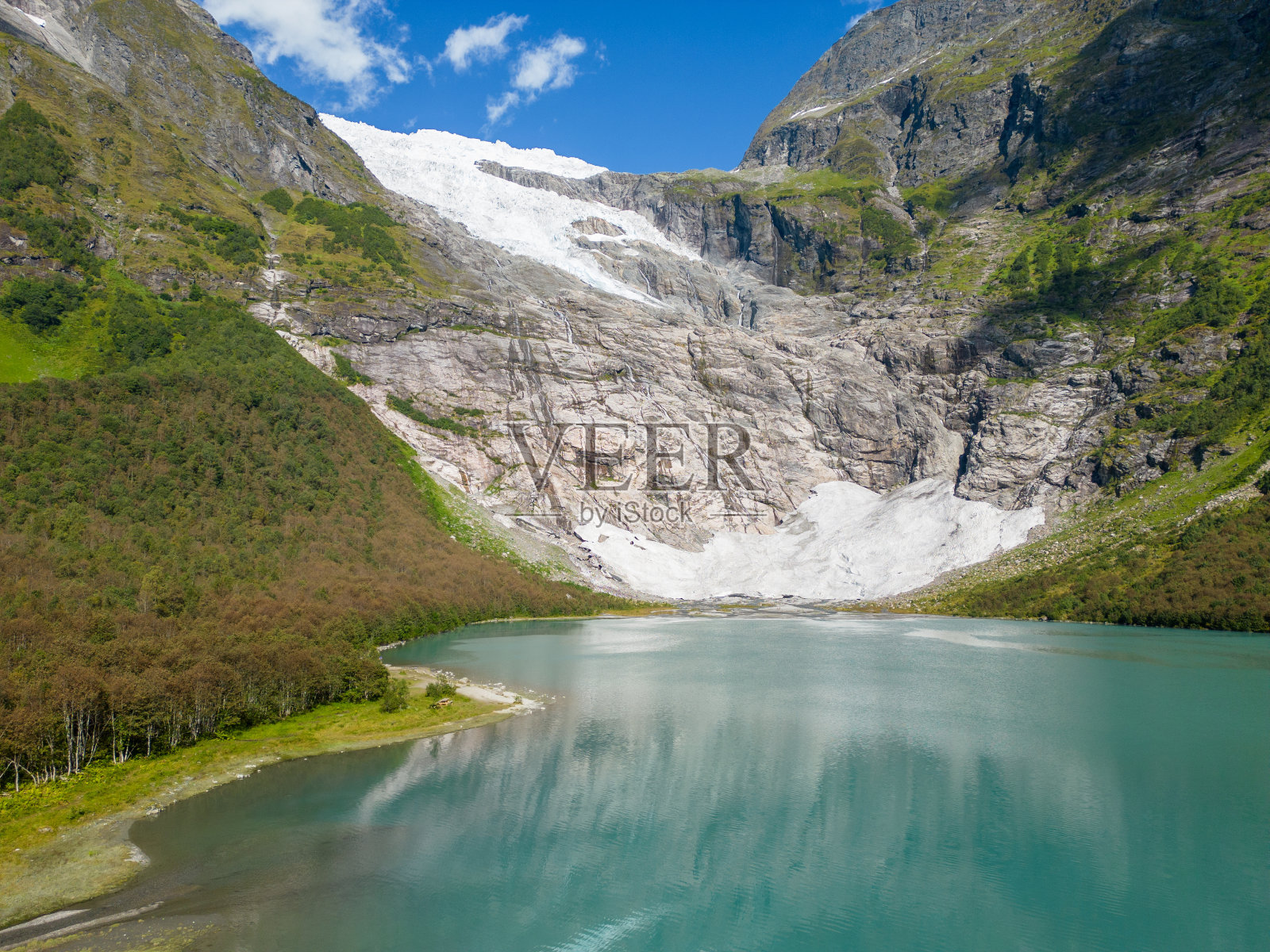 鸟瞰挪威的湖泊和冰川照片摄影图片