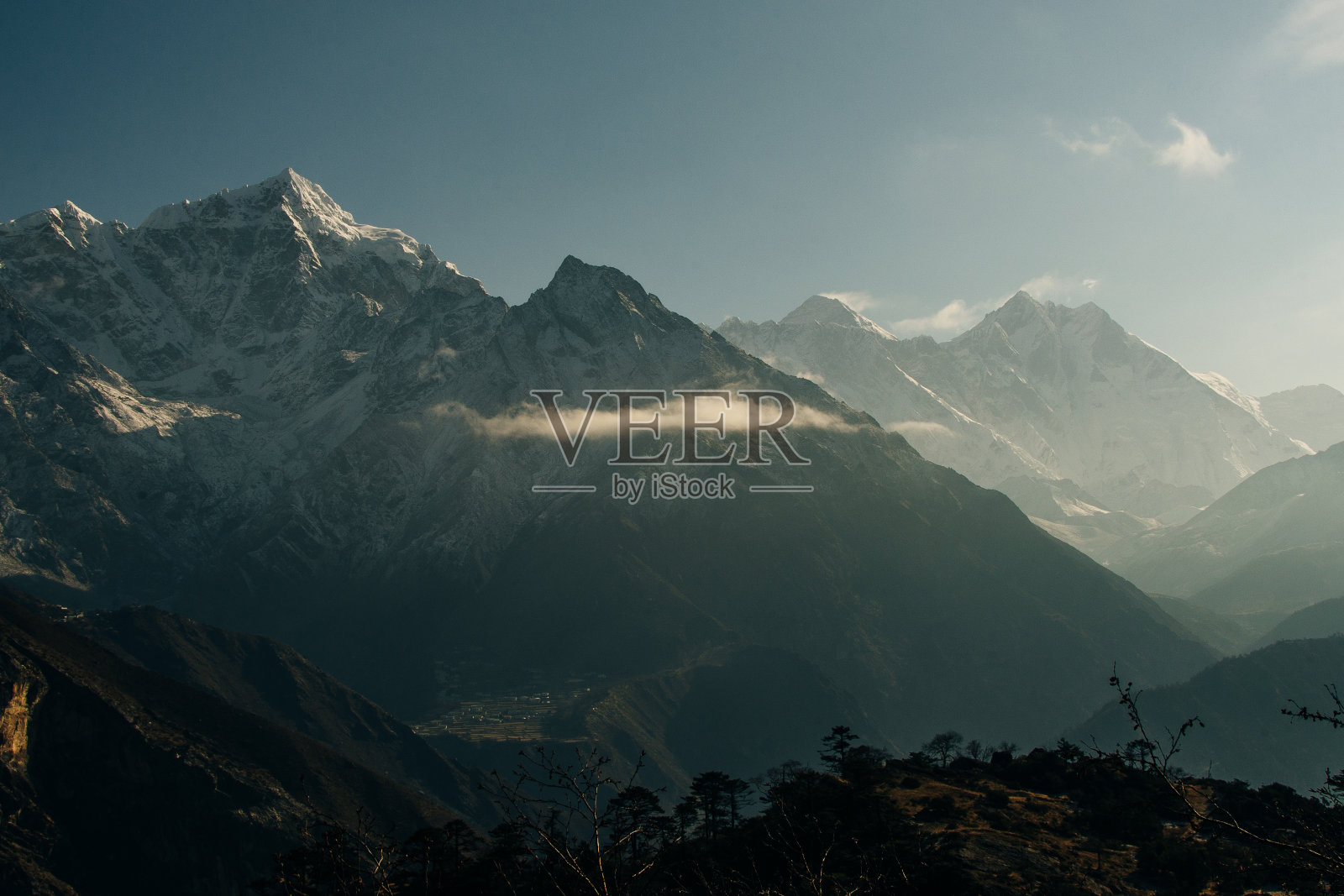 从尼泊尔喜马拉雅山脉的南切巴扎尔拍摄的珠穆朗玛峰瑙普策、洛子和阿玛达布拉姆的全景图。照片摄影图片